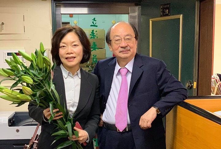 行政院副祕書長何佩珊總辭後，民進黨立院黨團總召柯建銘發文希望她回任辦公室主任，但仍被蘇貞昌慰留。（翻攝柯建銘臉書）