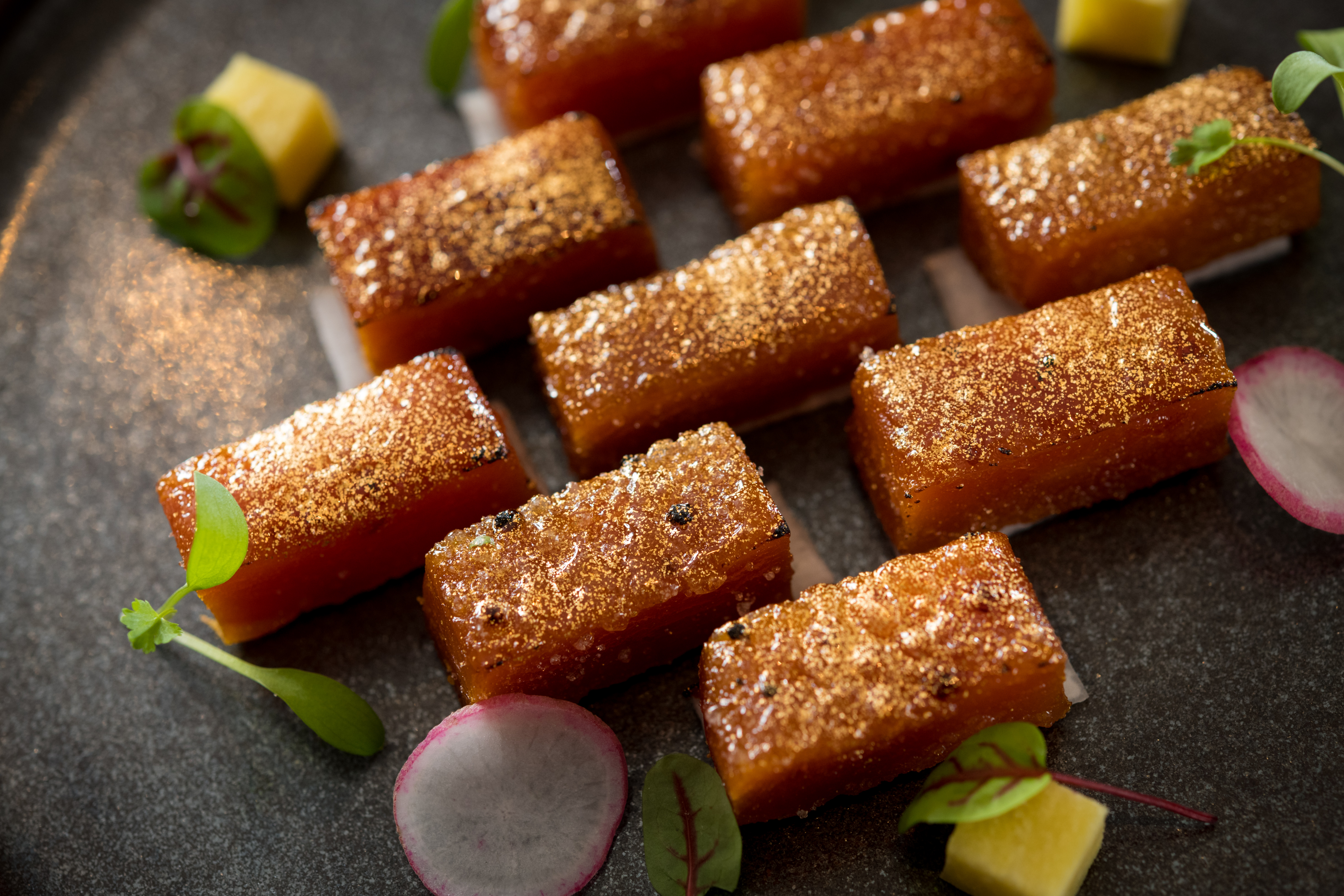 「焦糖烏魚子」過年升級，撒上金粉與砂糖炙燒，鹹香心軟，如軟糖。（1,900元起／份，需3天前預訂）