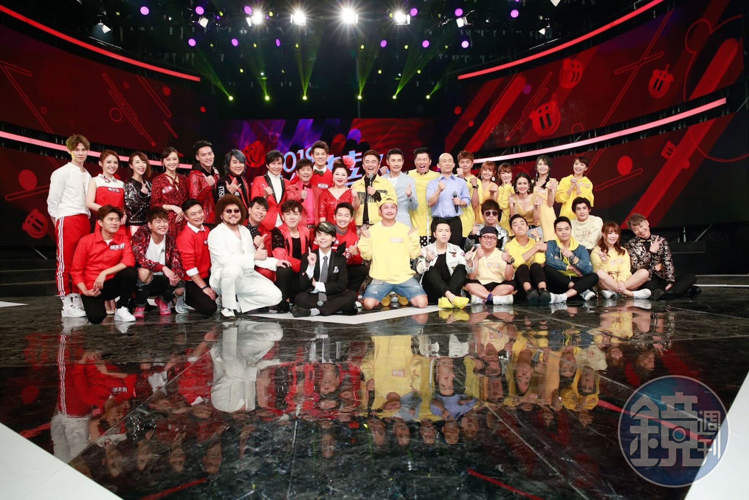 《2019超級華人風雲大賞》集合演藝圈中影視歌藝人陪觀眾圍爐。