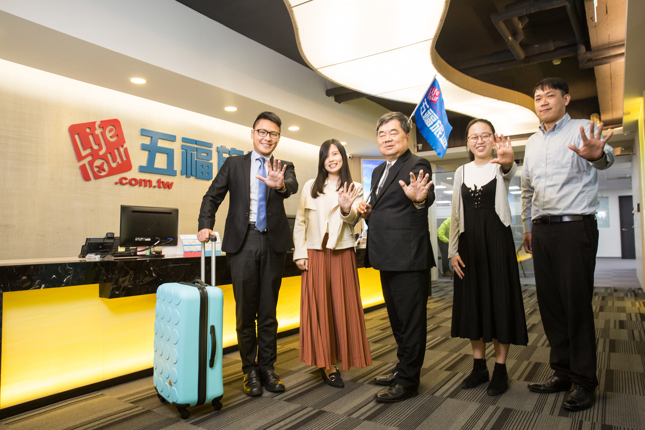 為擴大業務，8年前許順富（中）籌措2億資金北上搶攻市場。