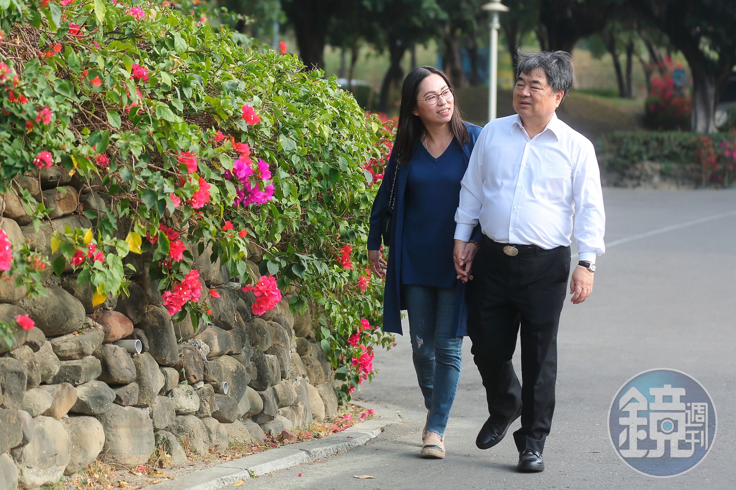 五福旅行社董事長許順富與妻子陳珮璘感情很好，走路總是手牽著手。