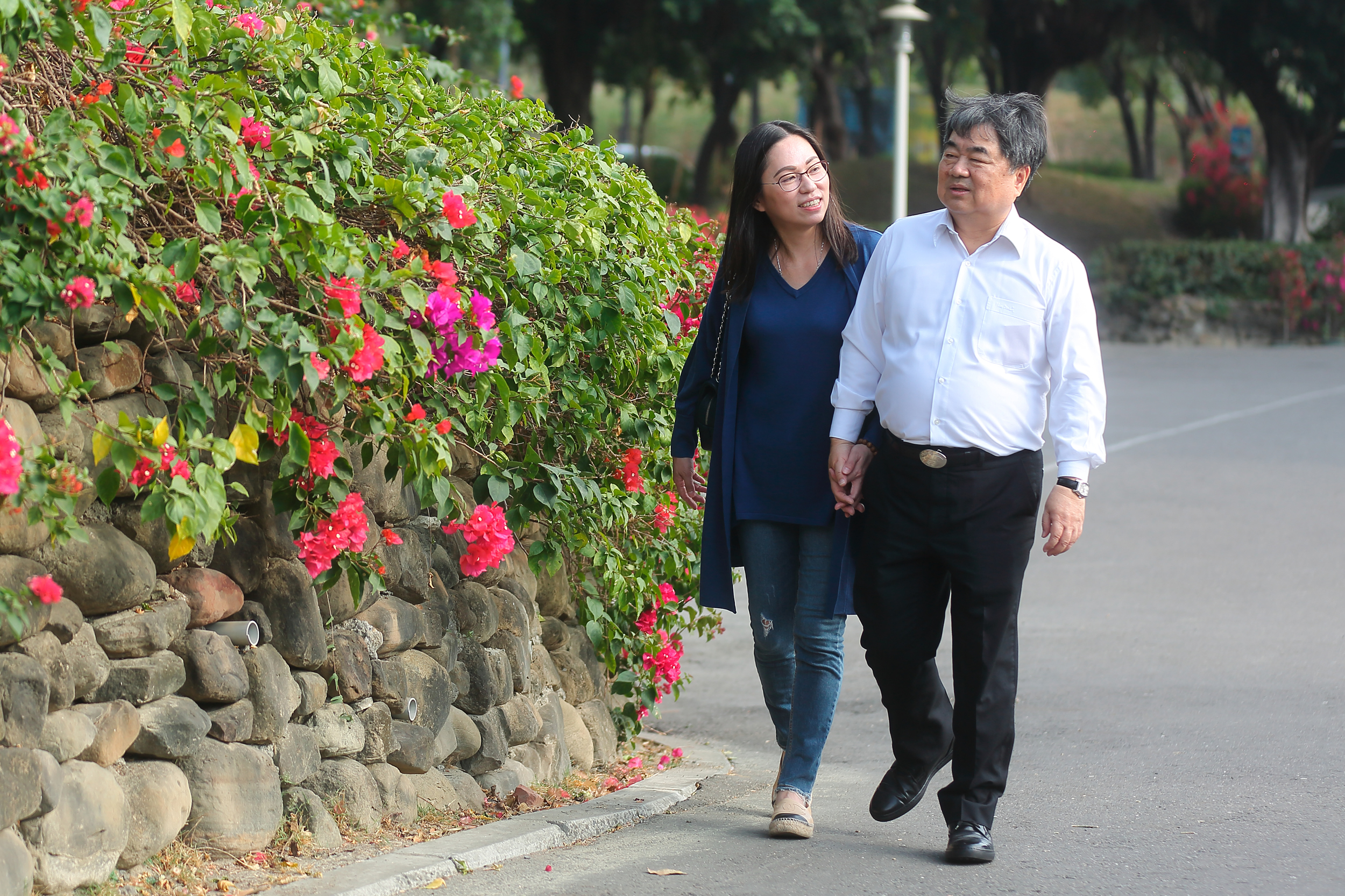 五福旅行社董事長許順富與妻子陳珮璘感情很好，走路總是手牽著手。