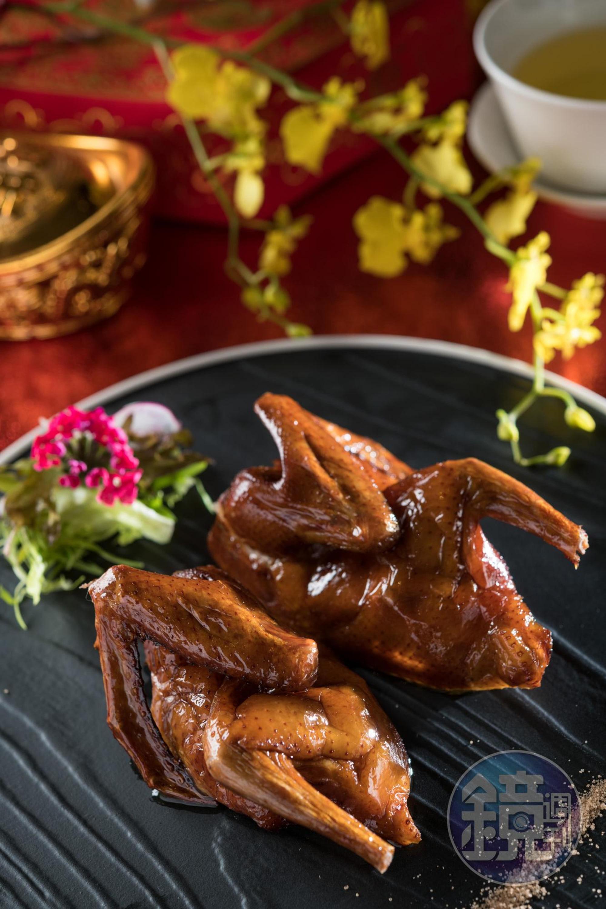 「脆皮妙齡鴿」油香皮脆,直接抓起來啃最對味。(450元/隻,需3天前預訂)
