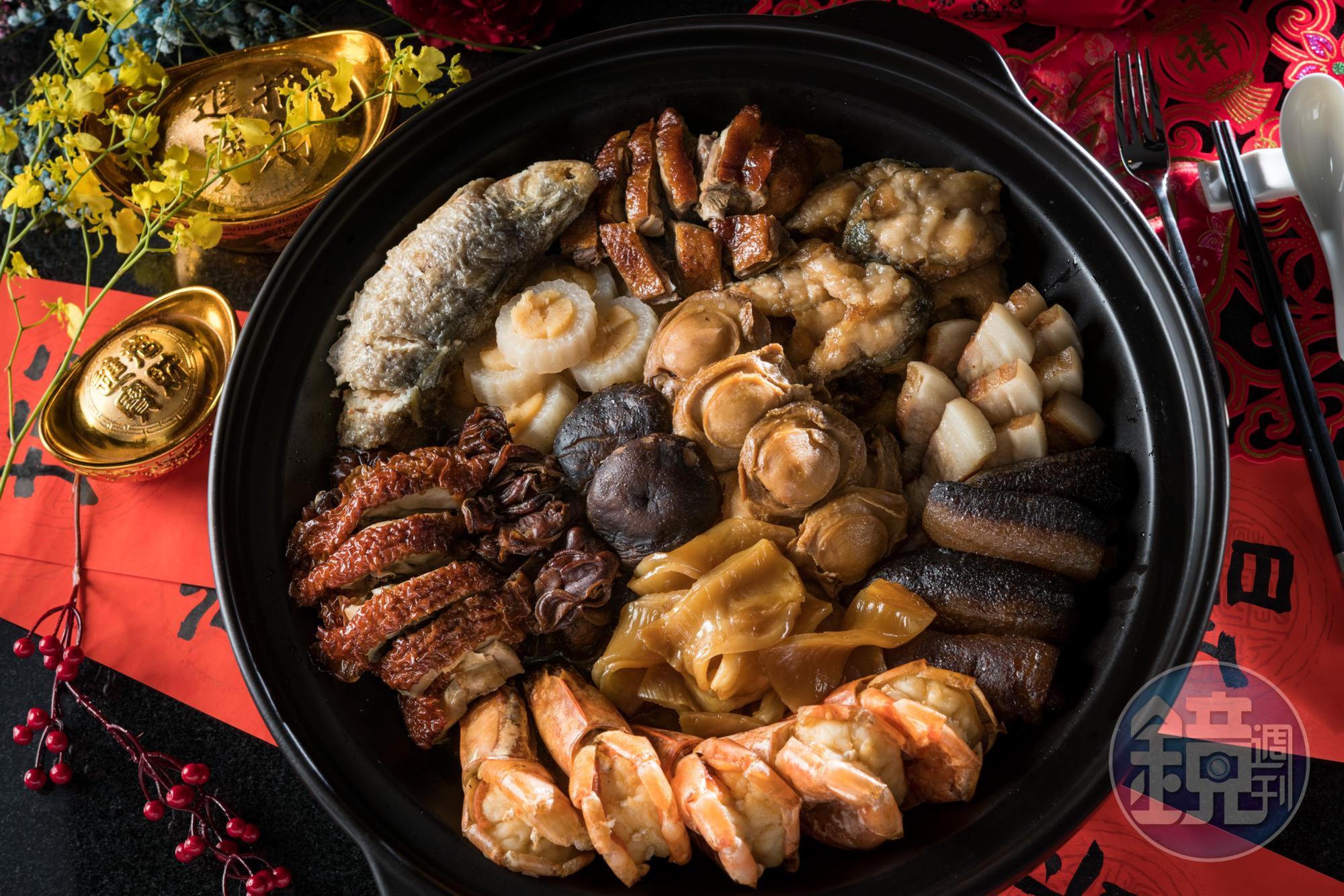 香港人圍爐年菜「富貴盆菜」,如聚寶盆匯聚矜貴食材,豐盛喜氣。(25,000元/盆,需3天前預訂,每店限量10盆,提供外帶,提前預訂可內用。)