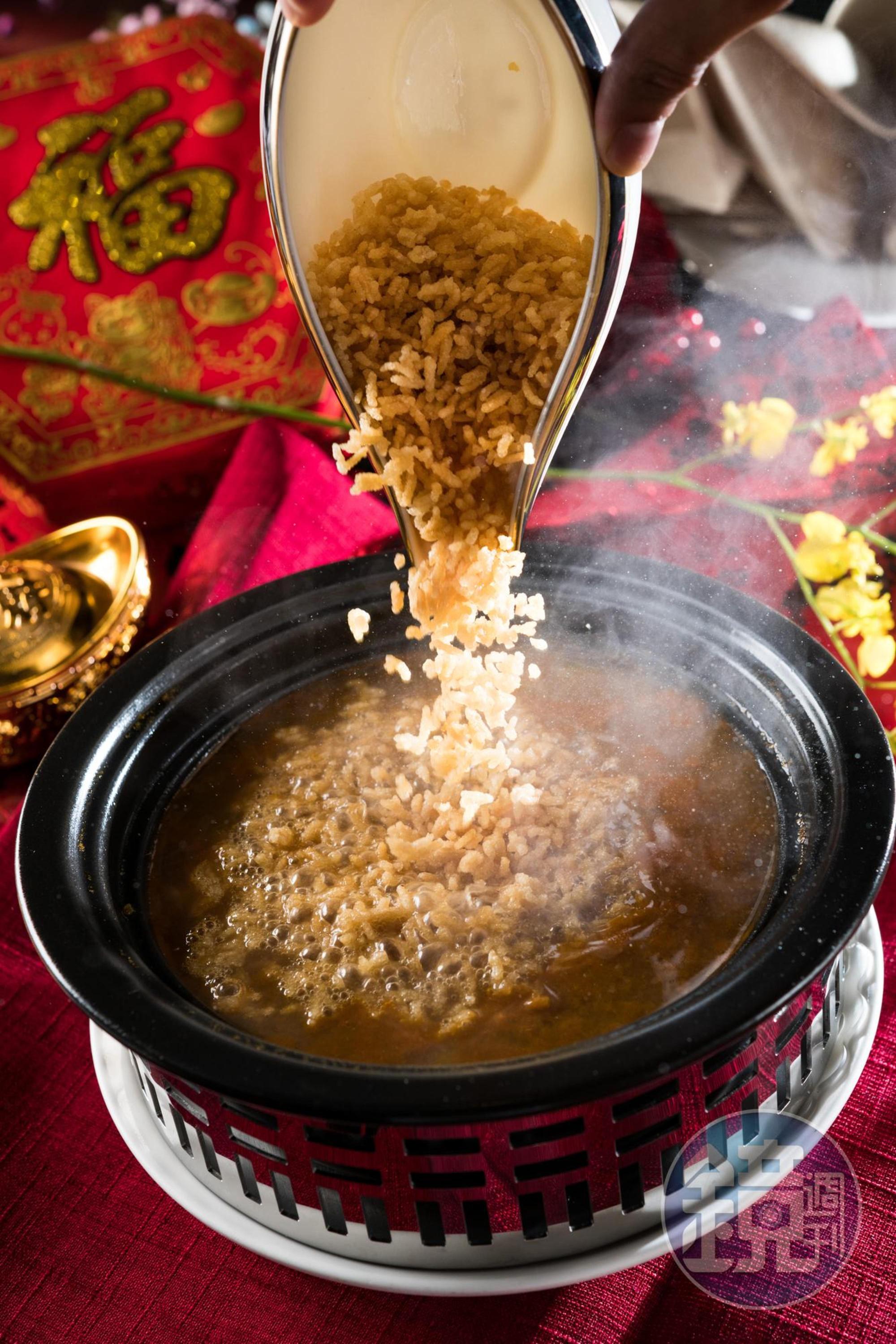 「龍蝦湯泡飯」炸米丟入滾燙湯裡,嗶嗶波波,畫面好熱鬧。(980元/份)
