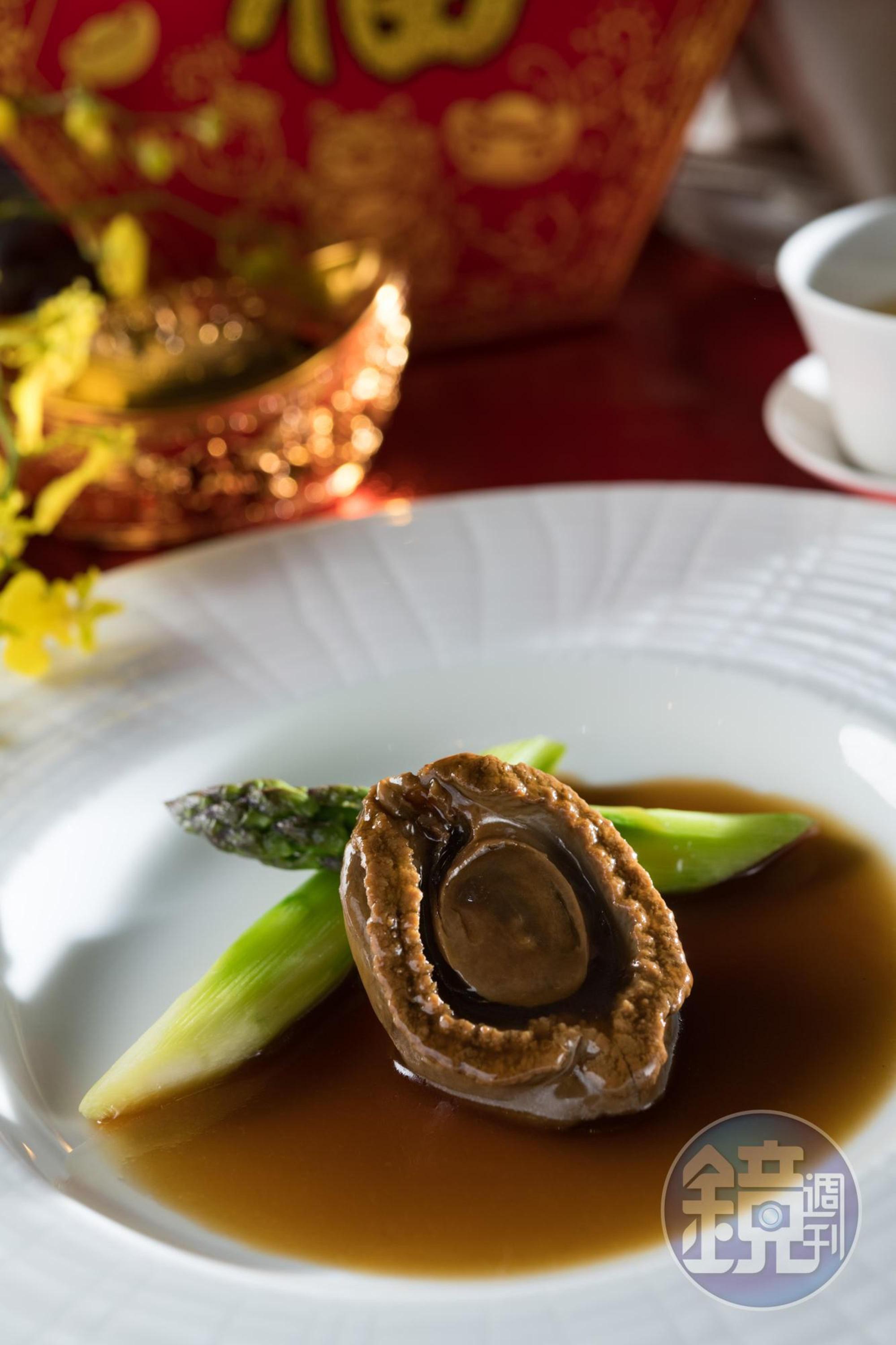 宴客時點「27頭吉品鮑」高檔菜色出場,面子十足。(3,800元/份)