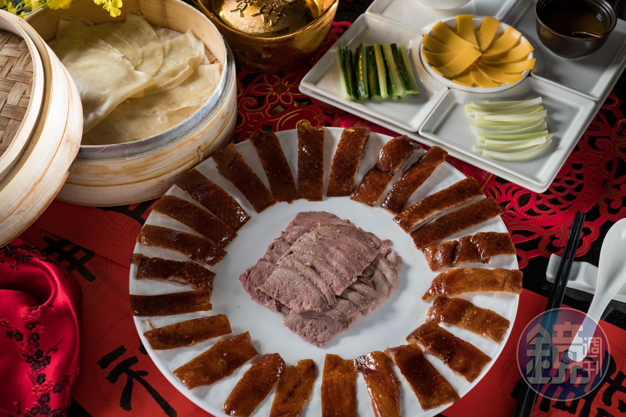 台北店獨家菜色「京式片皮鴨」,肉片不柴,鴨皮酥脆。(2,200元/份)