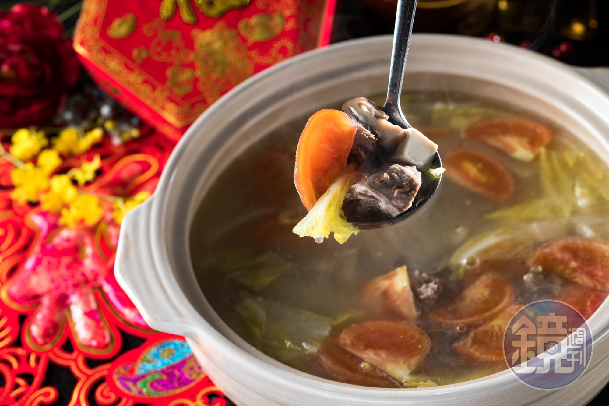 片皮鴨可做二吃,煮成清甜「津白番茄鴨骨湯」。