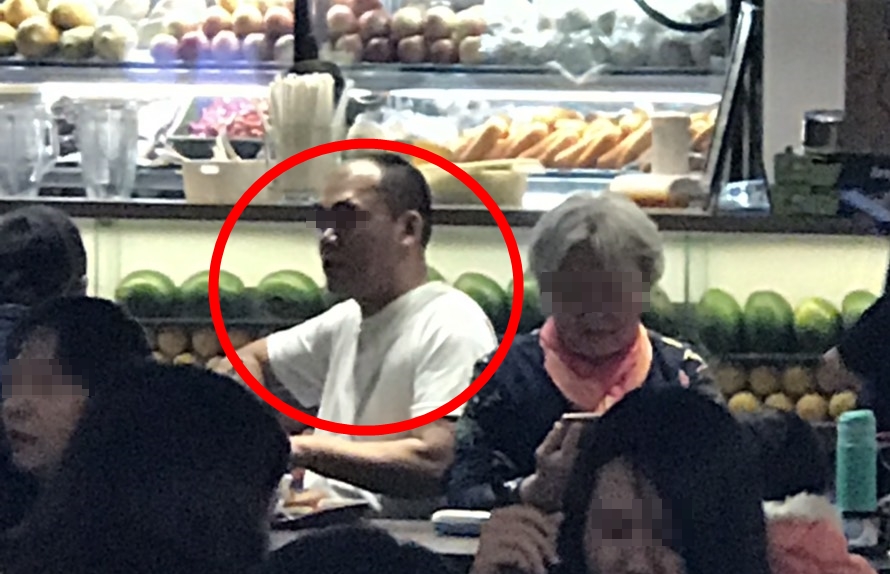 於台北101伺機行竊的中國大陸籍竊盜集團，著白衣者正伺機行竊。（警方提供）