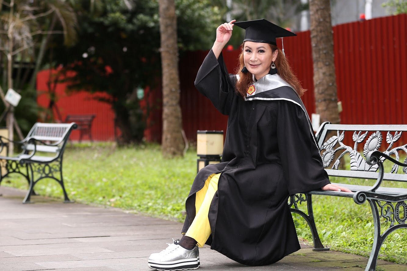 陳亞蘭苦熬近兩年，最近終於要碩士畢業了。