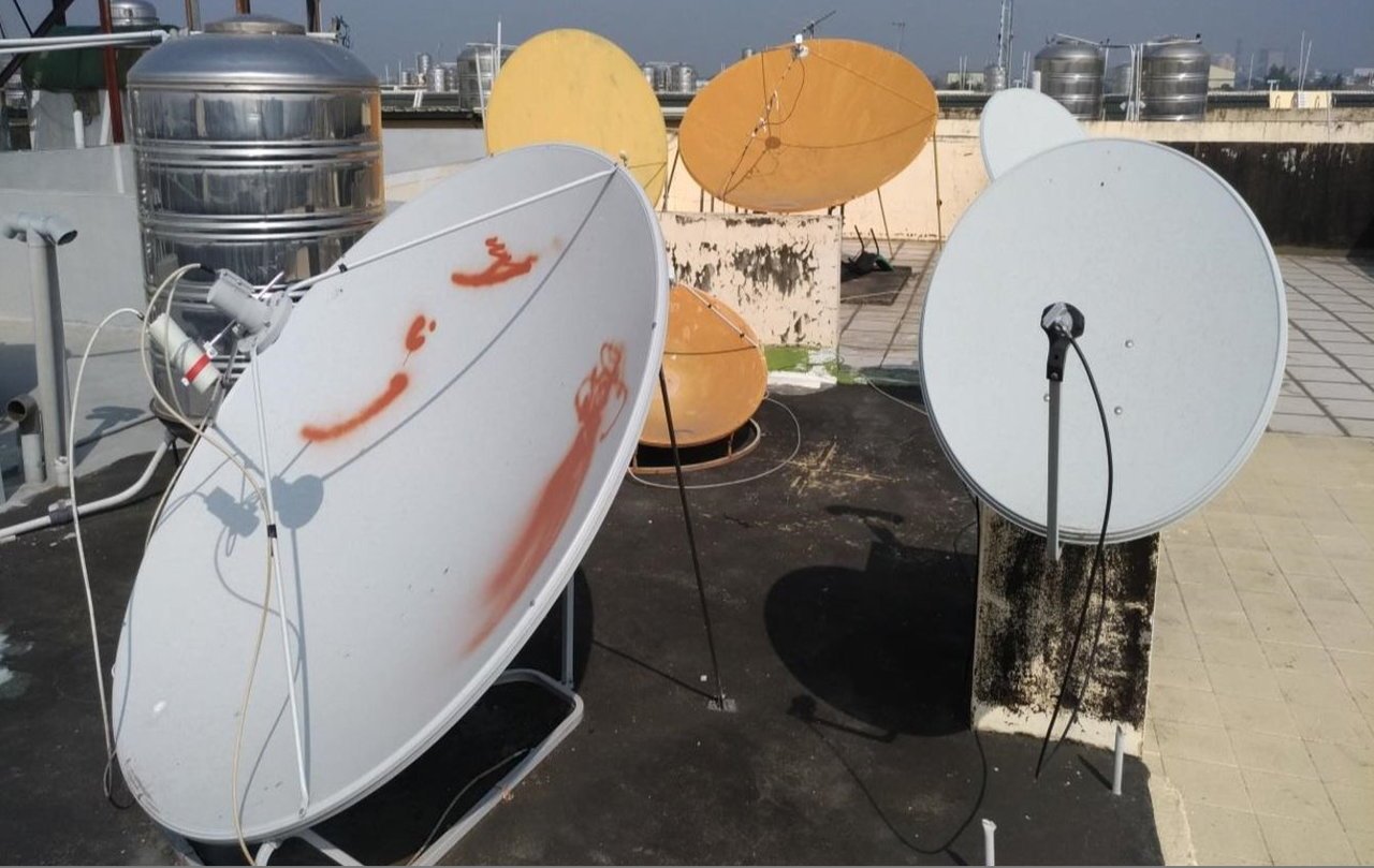 台南一處民宅的數位機上盒非法訊源機房衛星天線。（警方提供）
