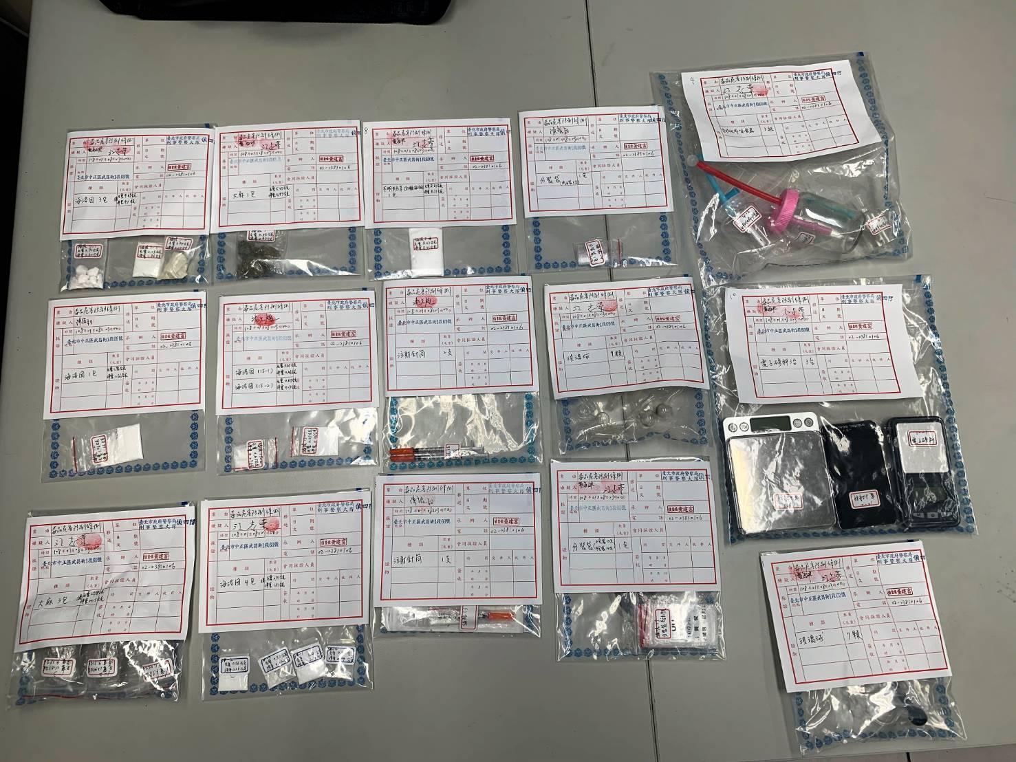 當場扣得海洛因10包、安非他命17包、大麻4包以及毒品器具等。（警方提供）