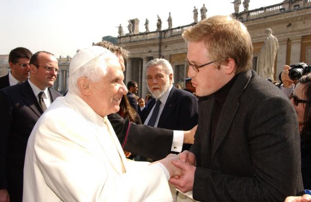 卡斯提自部隊榮譽退役之後訪梵蒂岡，會見了教宗本篤十六世（網路截圖/Joshua Casteel Foundation）