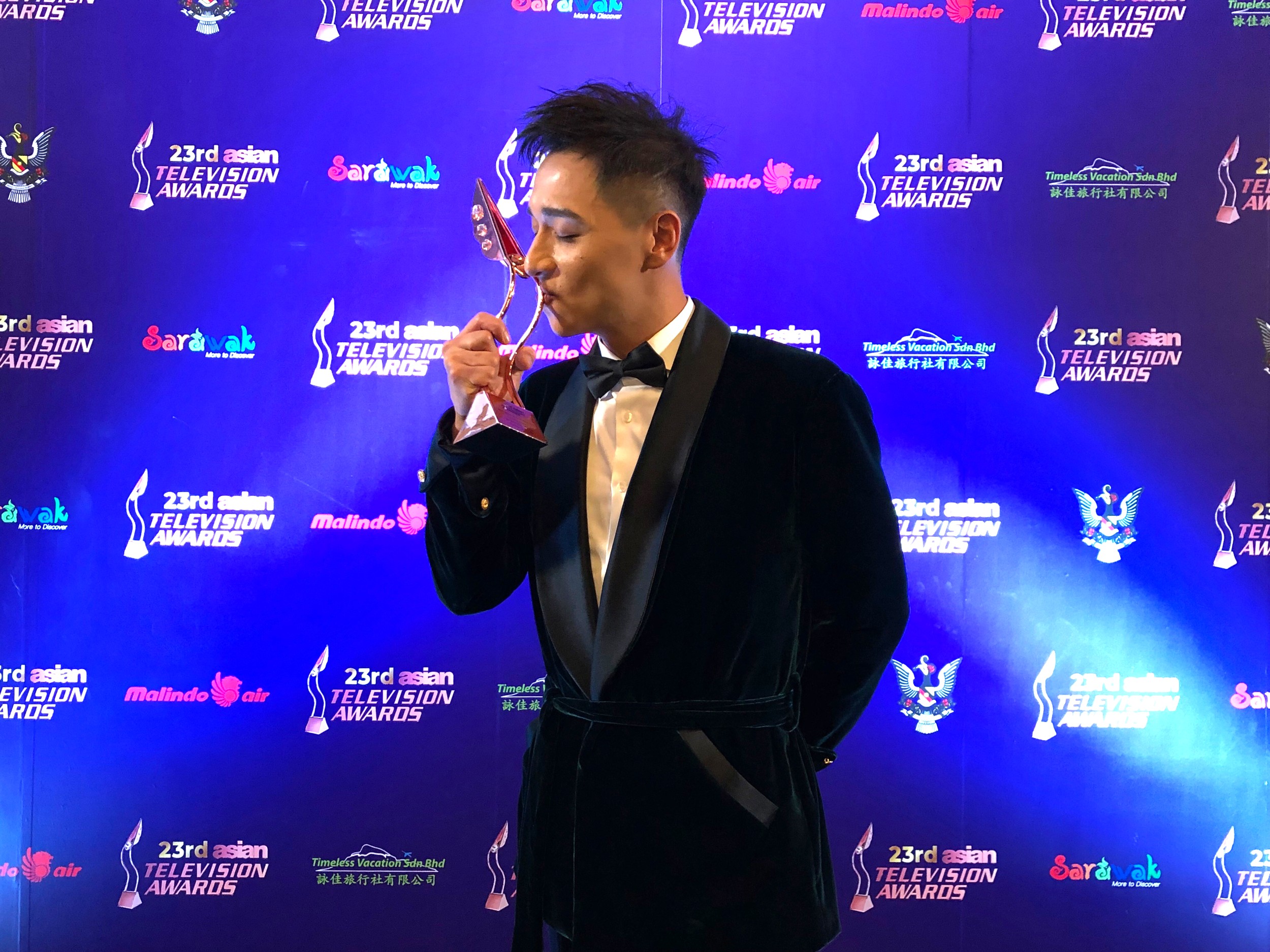 鄭人碩第一次到馬來西亞，就幸運抱著視帝獎項回家。（海鵬提供）