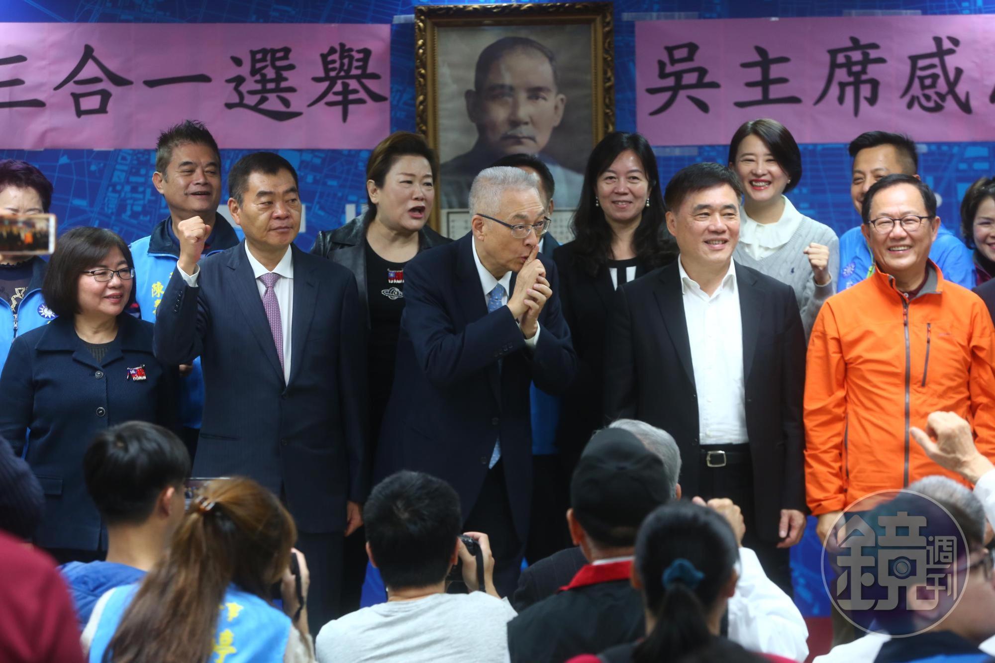 吳敦義致詞完，台下高喊選總統，吳為了避嫌，做出噤聲的動作。