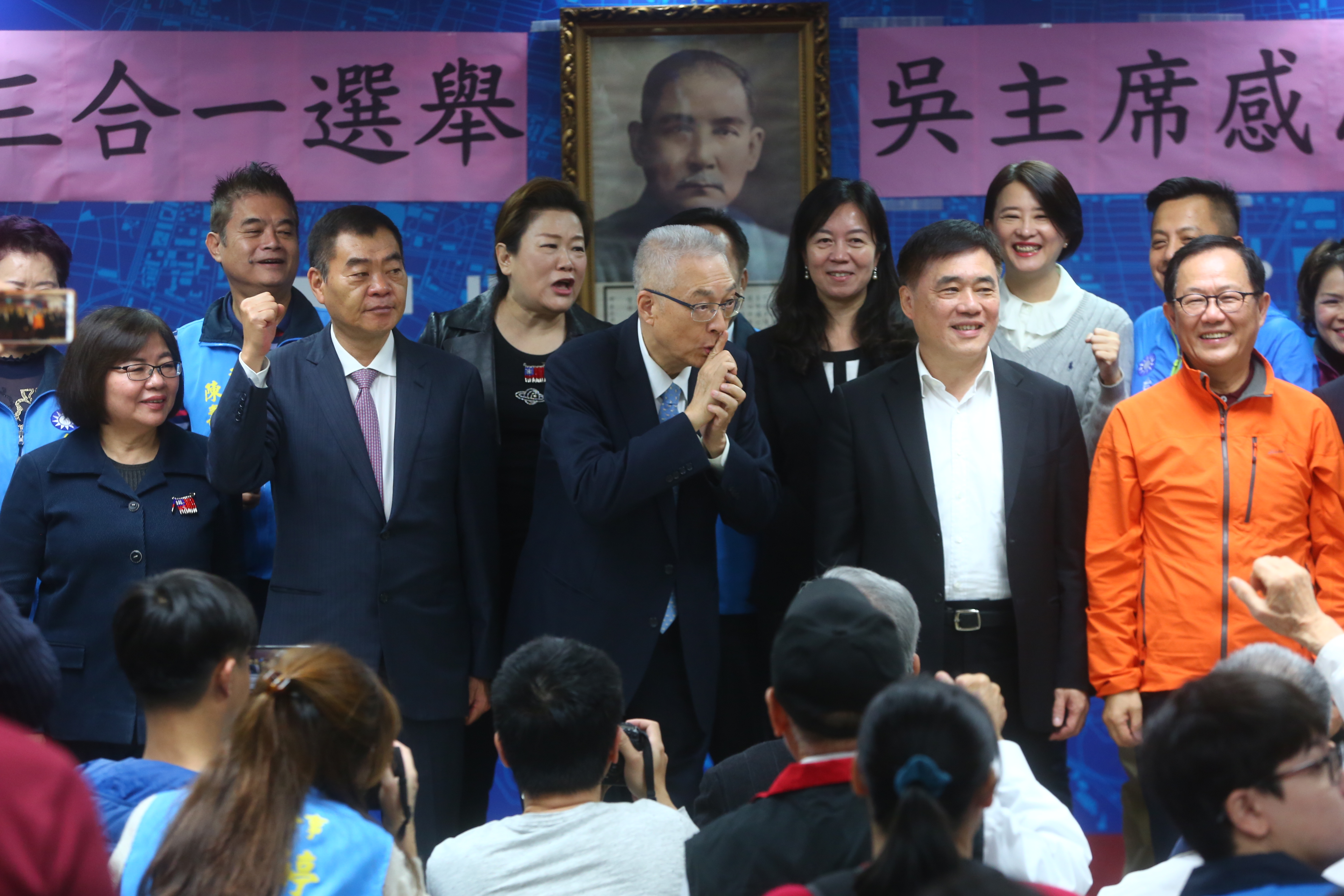 吳敦義致詞完，台下高喊選總統，吳為了避嫌，做出噤聲的動作。