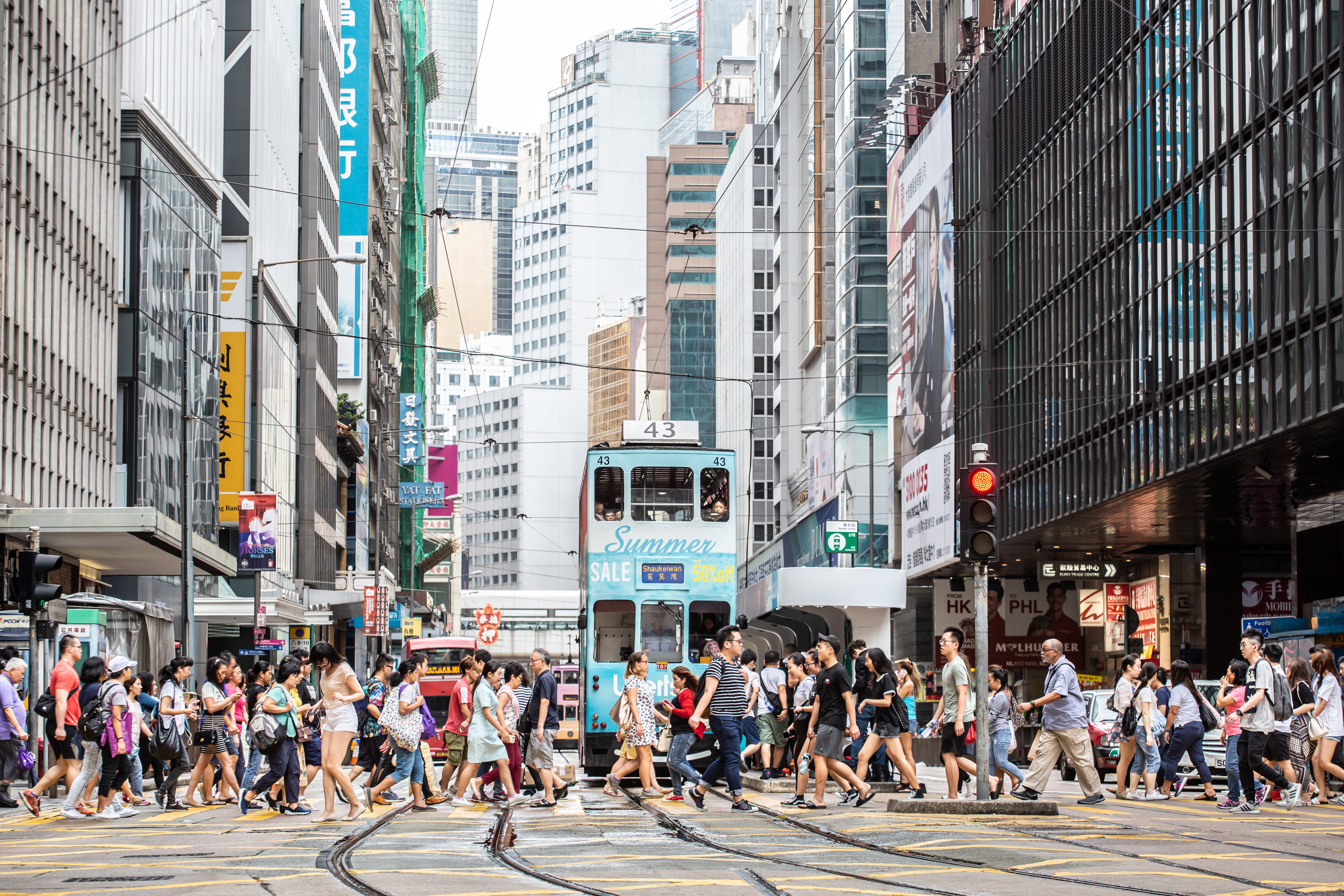 叮叮車與往來街頭的人潮，是香港中環多年不變的風景。