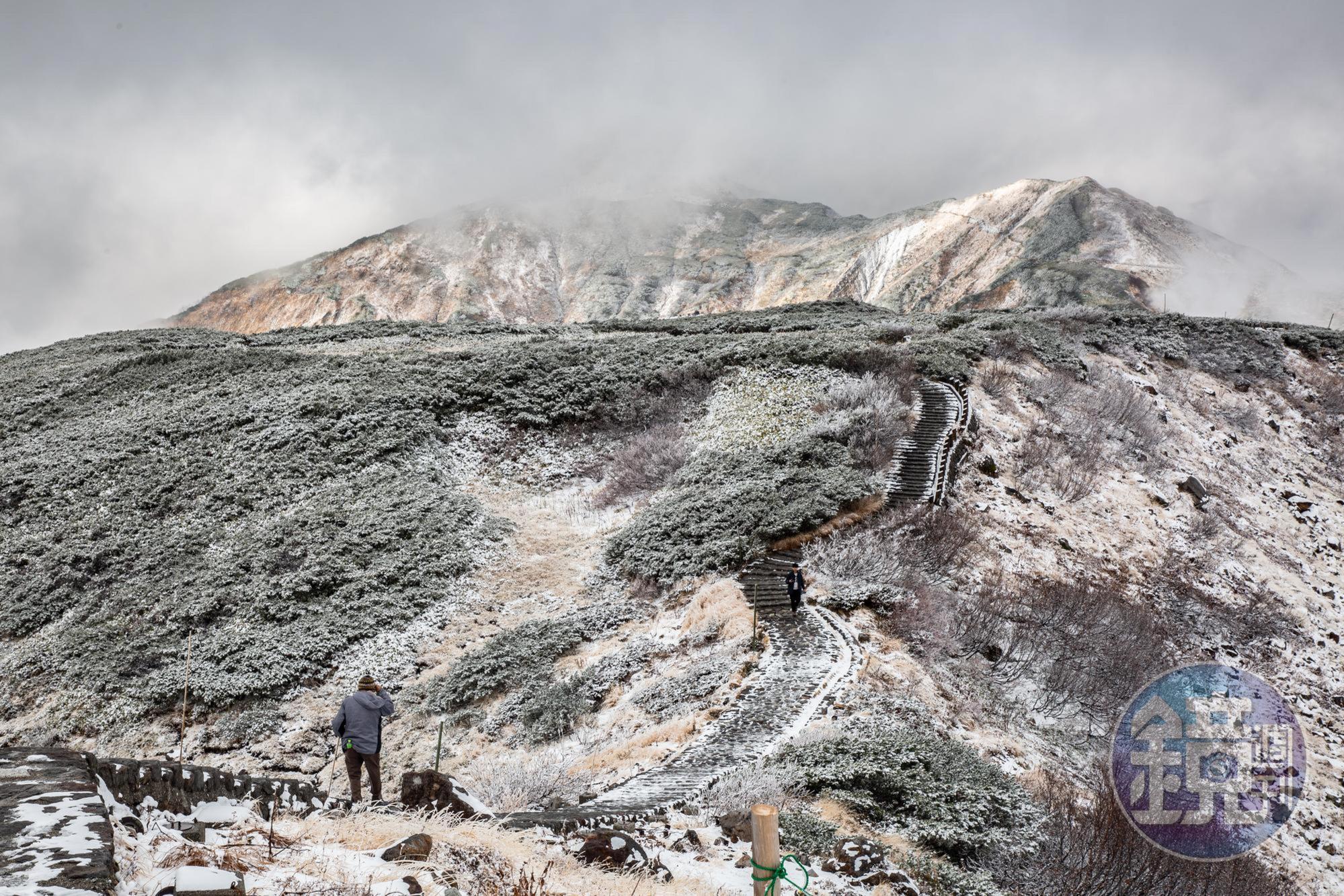 「立山黑部阿爾卑斯山脈路線」最高處已是雪白一片。