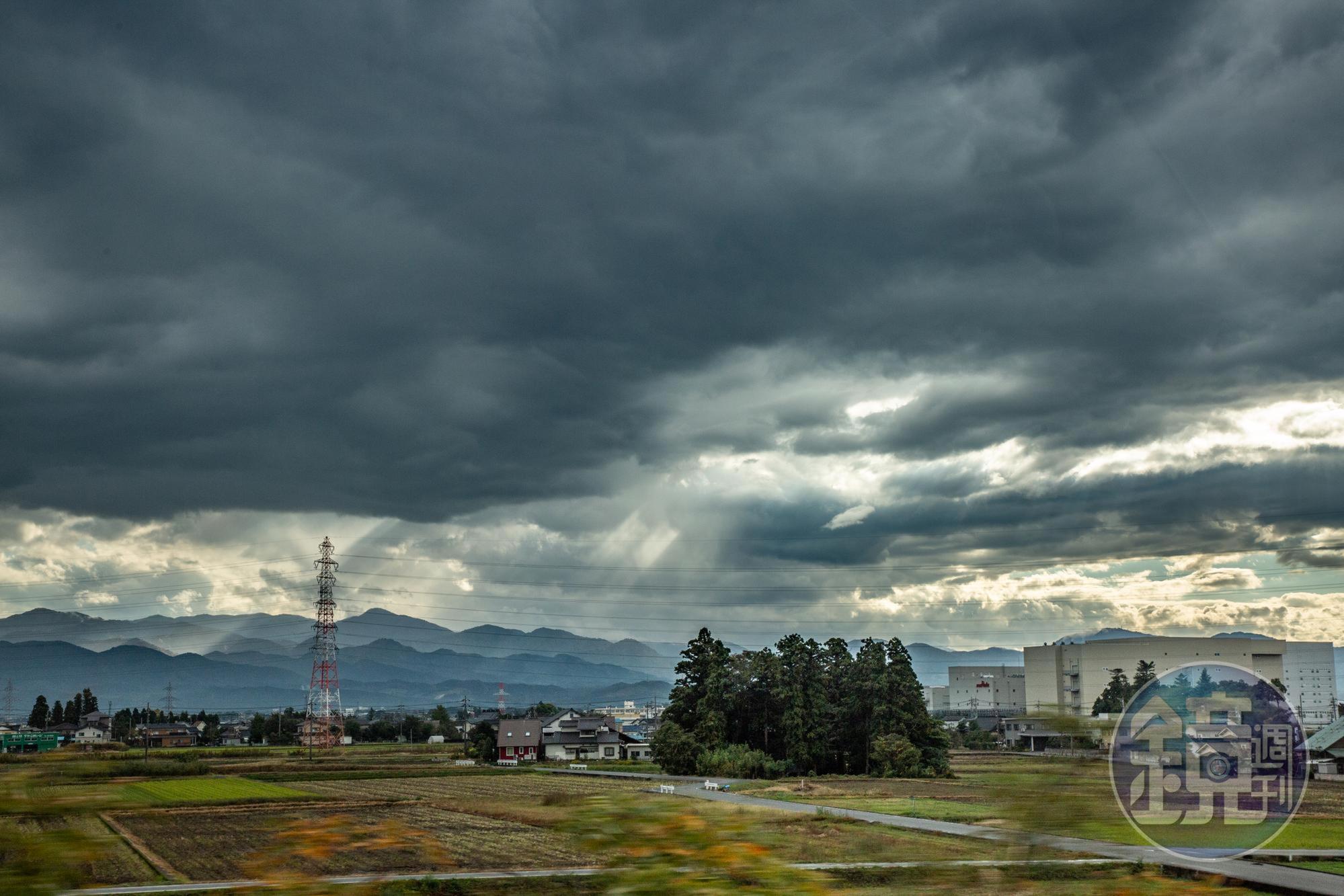 一片烏雲覆蓋富山大地，構成奇特景象。