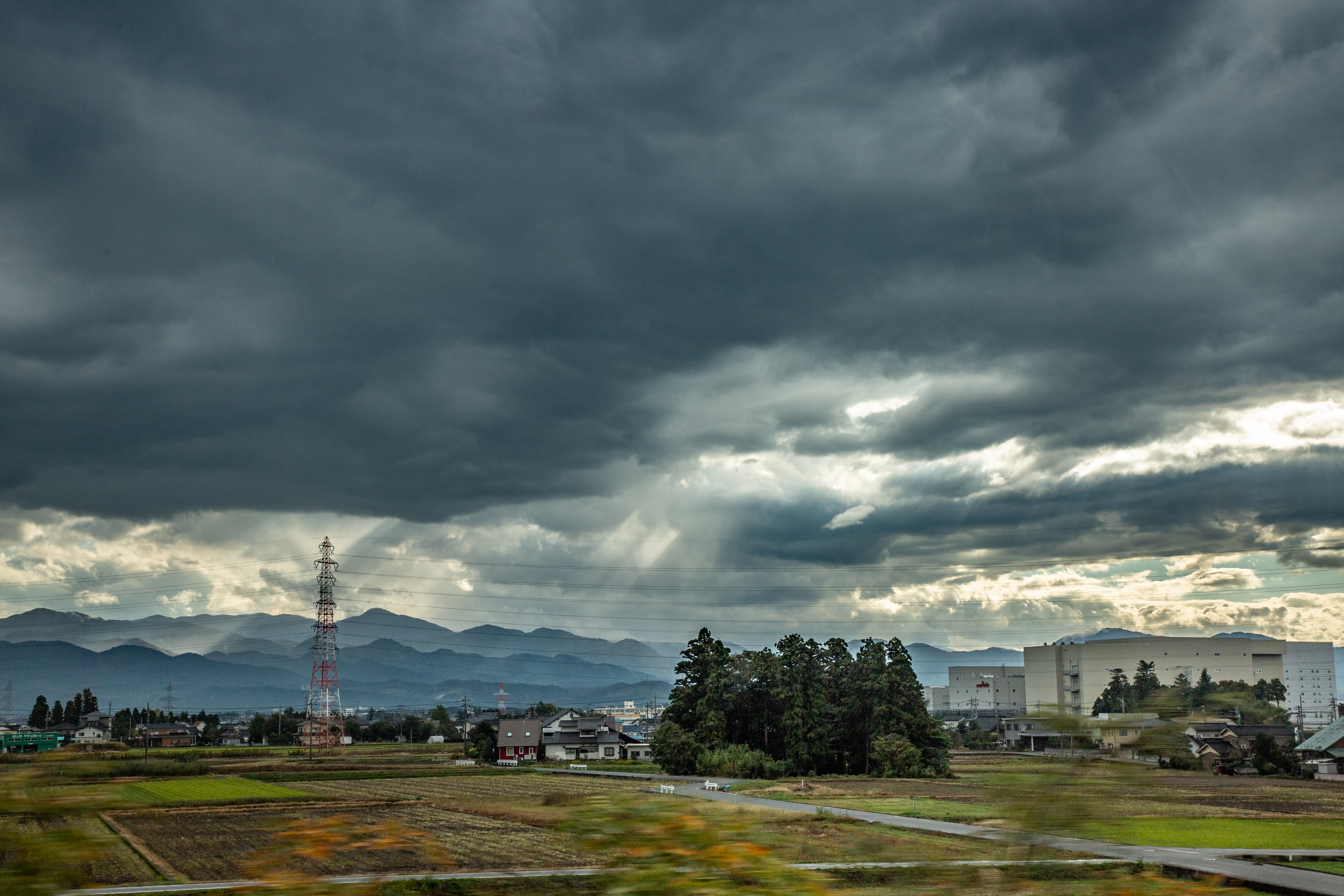 一片烏雲覆蓋富山大地，構成奇特景象。