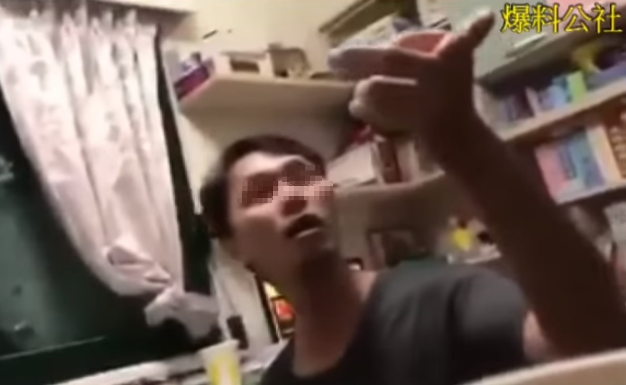 父親為了肉圓沒有加辣，不斷質問妻兒。（翻攝畫面）