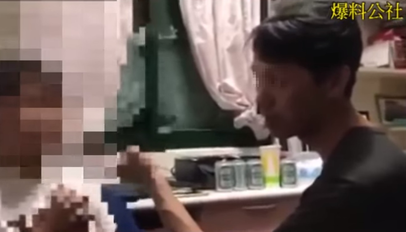 一名父親因兒子買回的肉圓沒加辣而對妻兒施暴，有七名網友找上門痛扁施暴父親，網紅486先生則表示要請律師協助。（翻攝爆料公社）