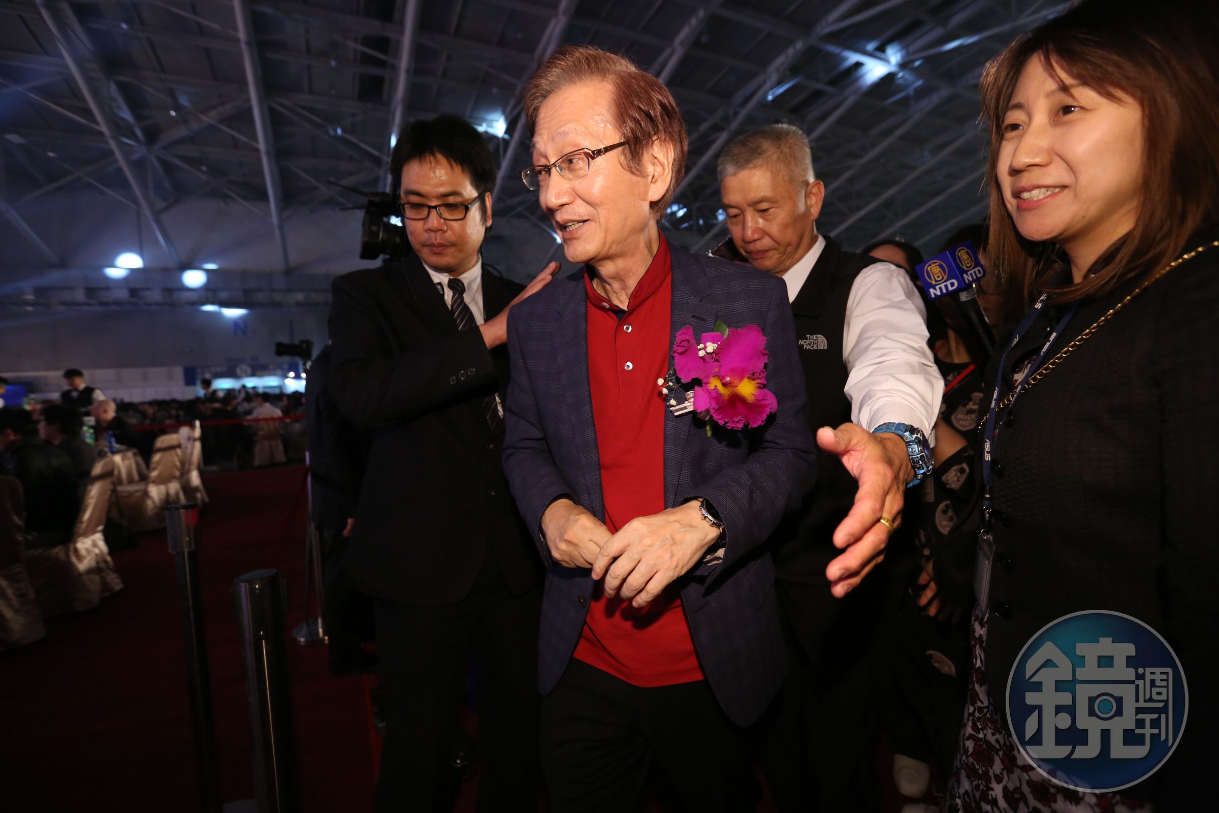 董事長施崇棠身穿充滿喜慶氛圍的紅色polo衫出席尾牙。