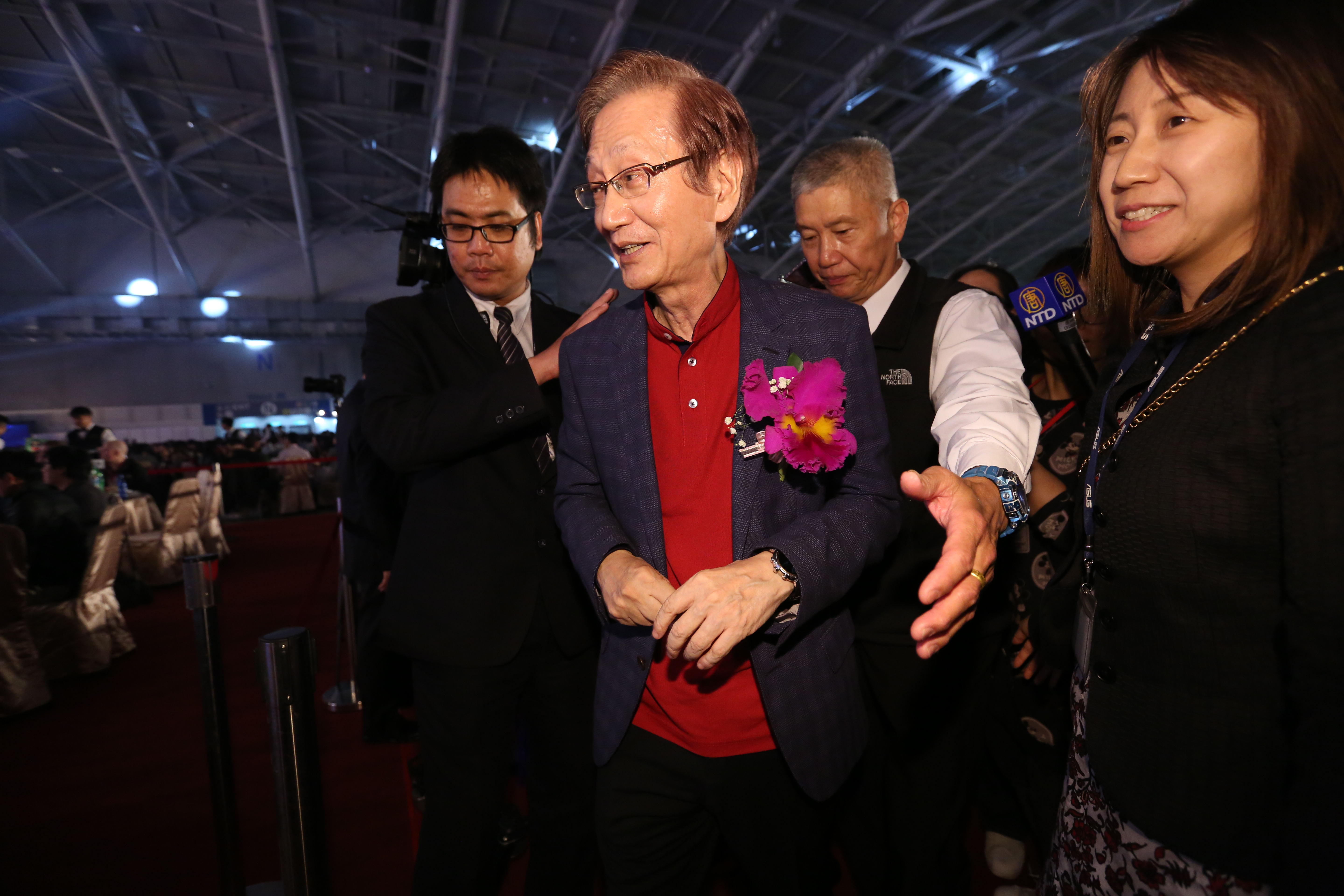 董事長施崇棠身穿充滿喜慶氛圍的紅色polo衫出席尾牙。