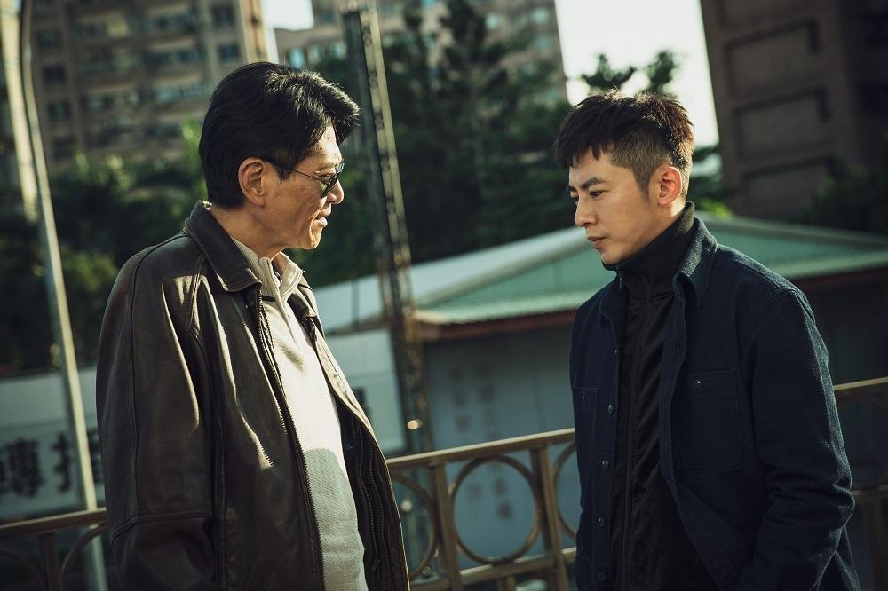 李國毅(右)、喜翔主演的《靈異街11號》,每集製作預算達300萬元以上。(巧克科技新媒體提供)