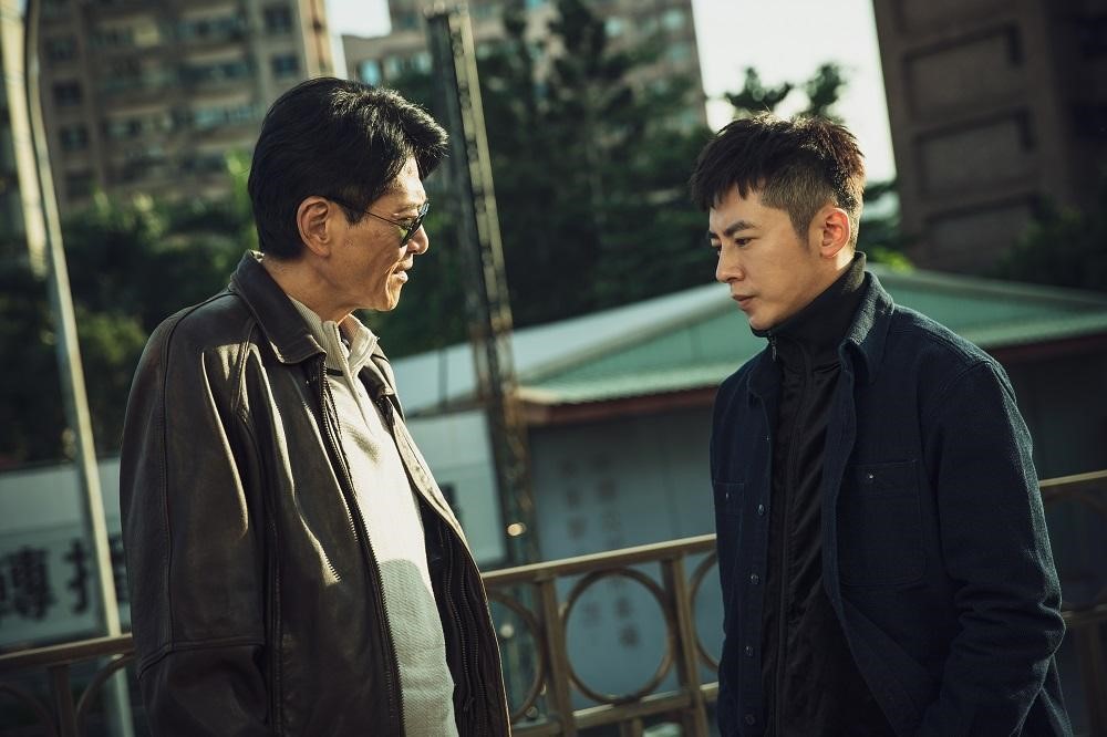 李國毅（右）、喜翔主演的《靈異街11號》，每集製作預算達300萬元以上。（巧克科技新媒體提供）