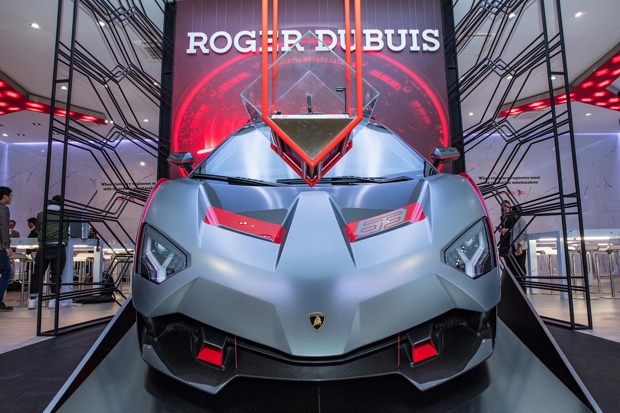 ROGER DUBUIS 在2019 SIHH展間內，放著一輛LAMBORGHINI最新推出的SC18 Alston超跑。