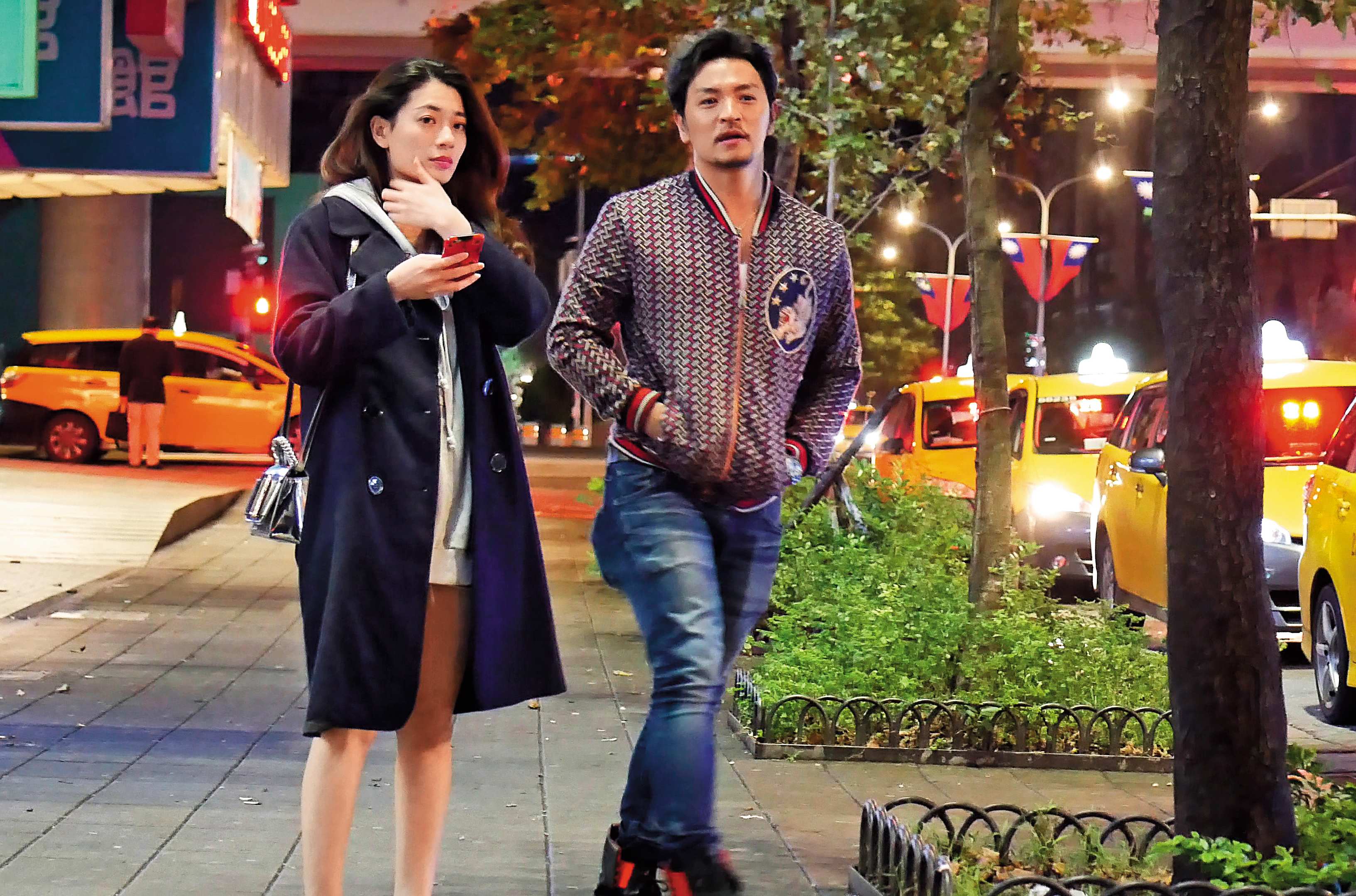 1月4日01：54，夢多身旁的正妹皮膚白皙，擁有一雙大眼，外型相當不錯。