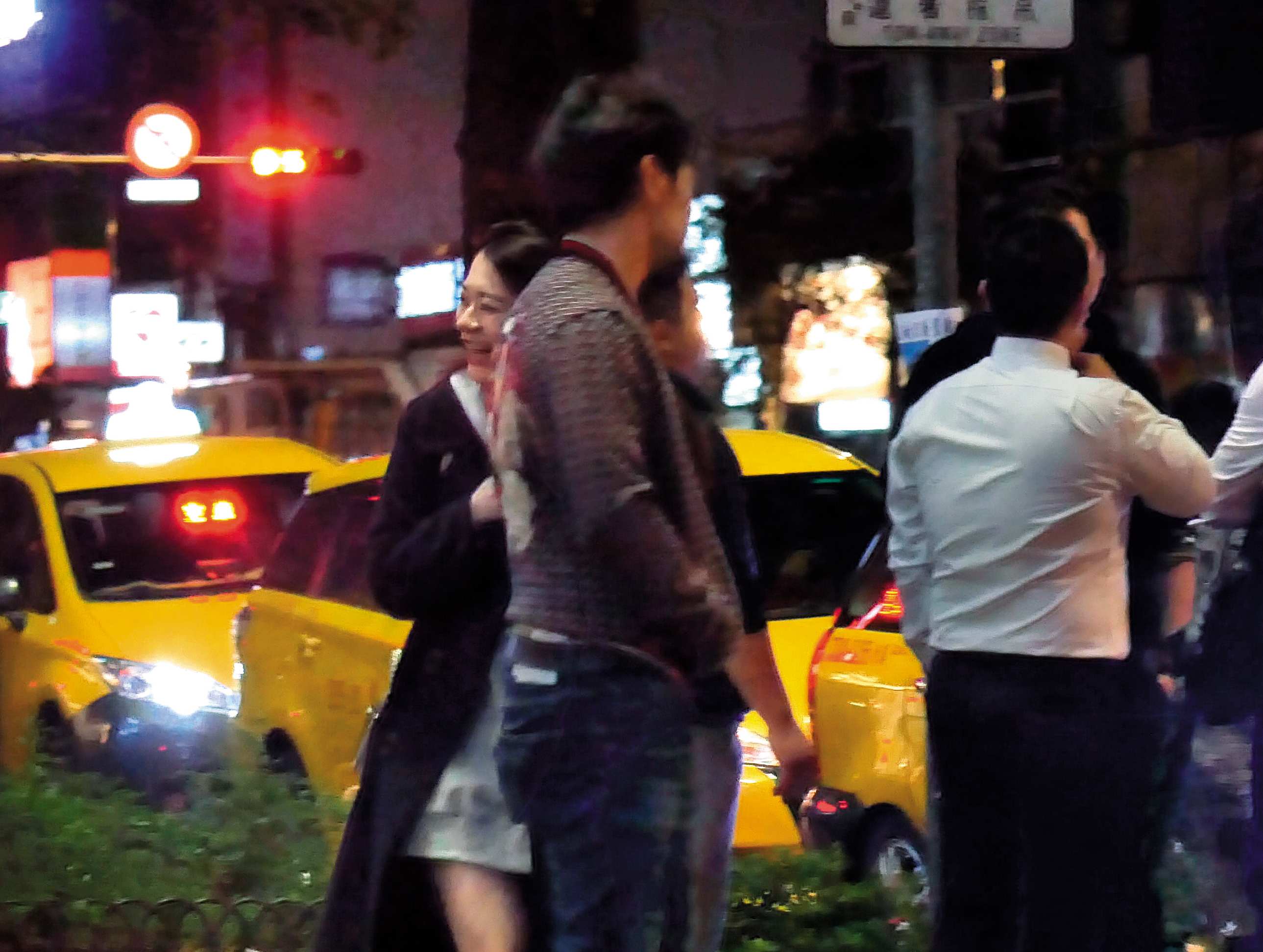 02：03，發現本刊跟拍後，夢多將正妹送上朋友的車後，自己走路離去。