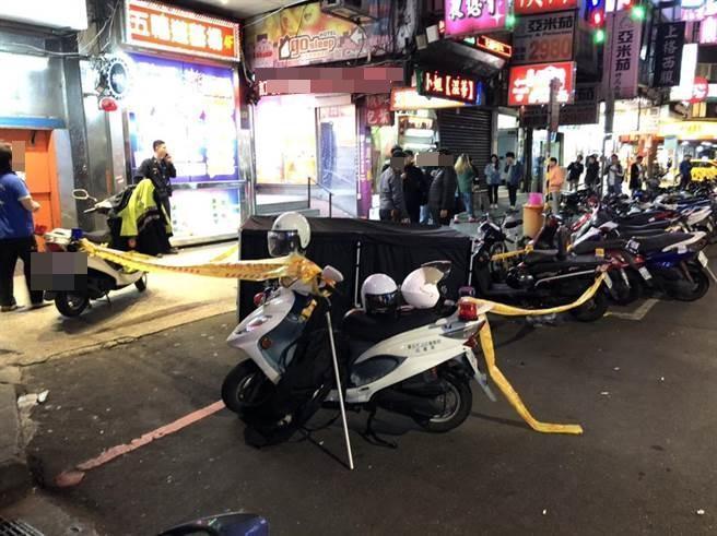 一名疑為久病厭世的趙姓女子於西門盯大樓跳樓殞命,警方封鎖現場進行調查。(翻攝畫面)