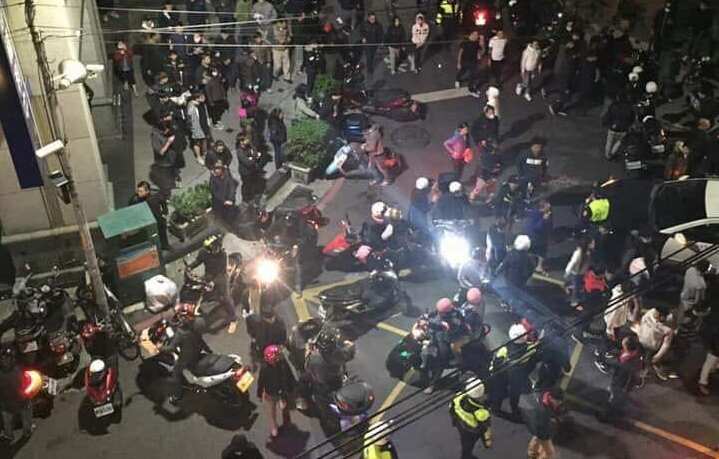 蘆洲昨日湧入百位群眾，想教訓施暴的辣椒父。（翻攝畫面）