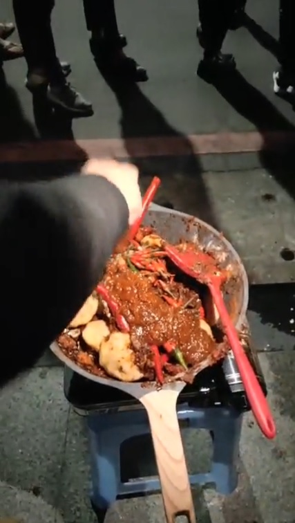 還有人在現場親炒辣椒，想逼狠父吞下。（翻攝畫面）