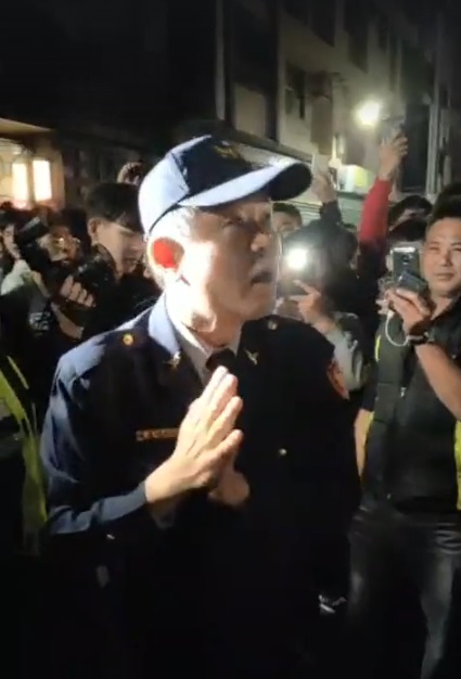 蘆洲副分局長吳恆隆安撫民眾情緒，現場群眾才漸漸散去。（翻攝畫面）