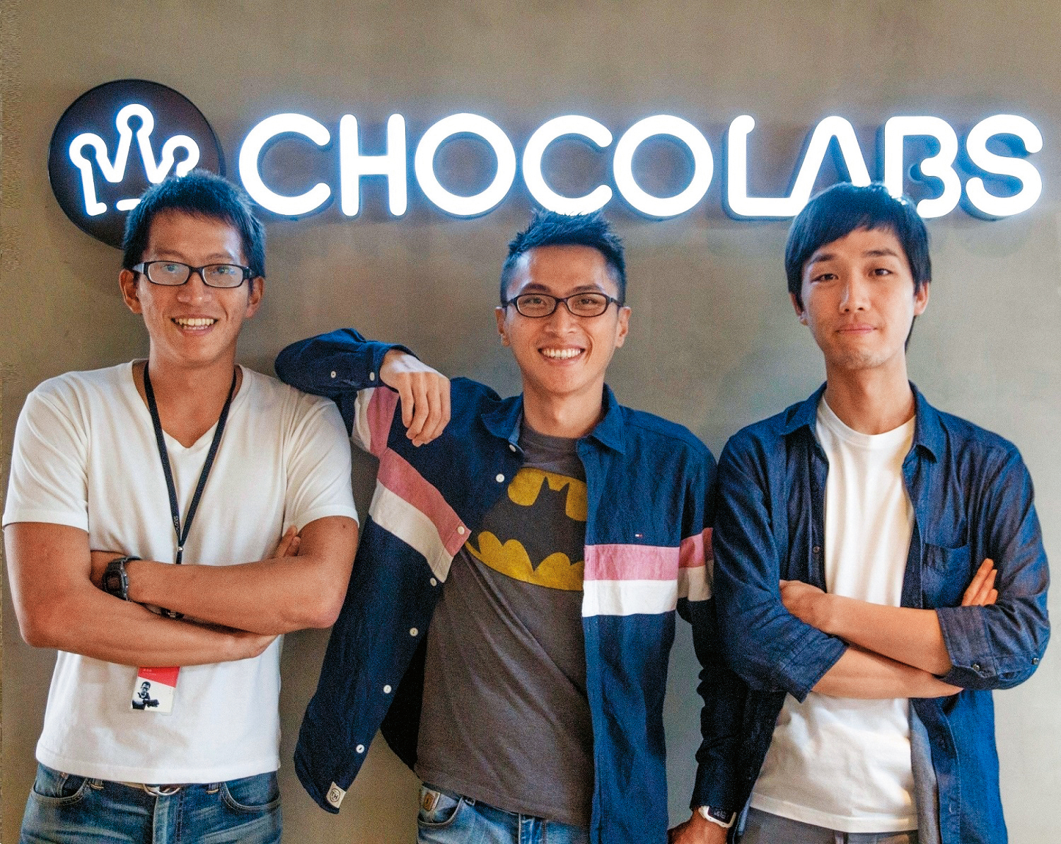 劉于遜(中)與兩位夥伴黃崇傑(左)、翁瑞廷共同創業,於2015年成立CHOCO TV。(巧克科技新媒體提供)