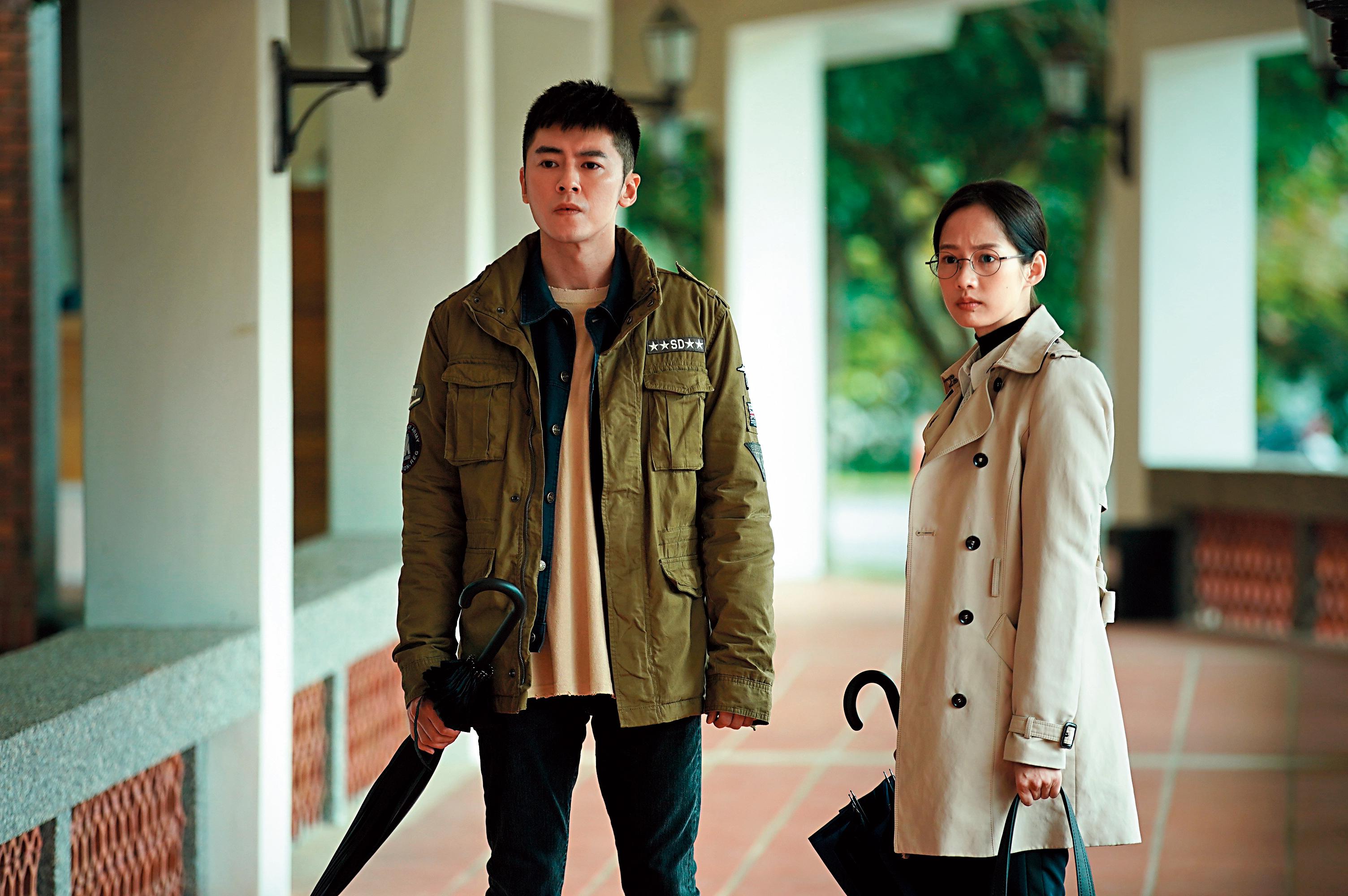 《靈異街11號》每集製作預算高達300萬元以上，並找來李國毅（左）、簡嫚書擔綱主演。（巧克科技新媒體提供）