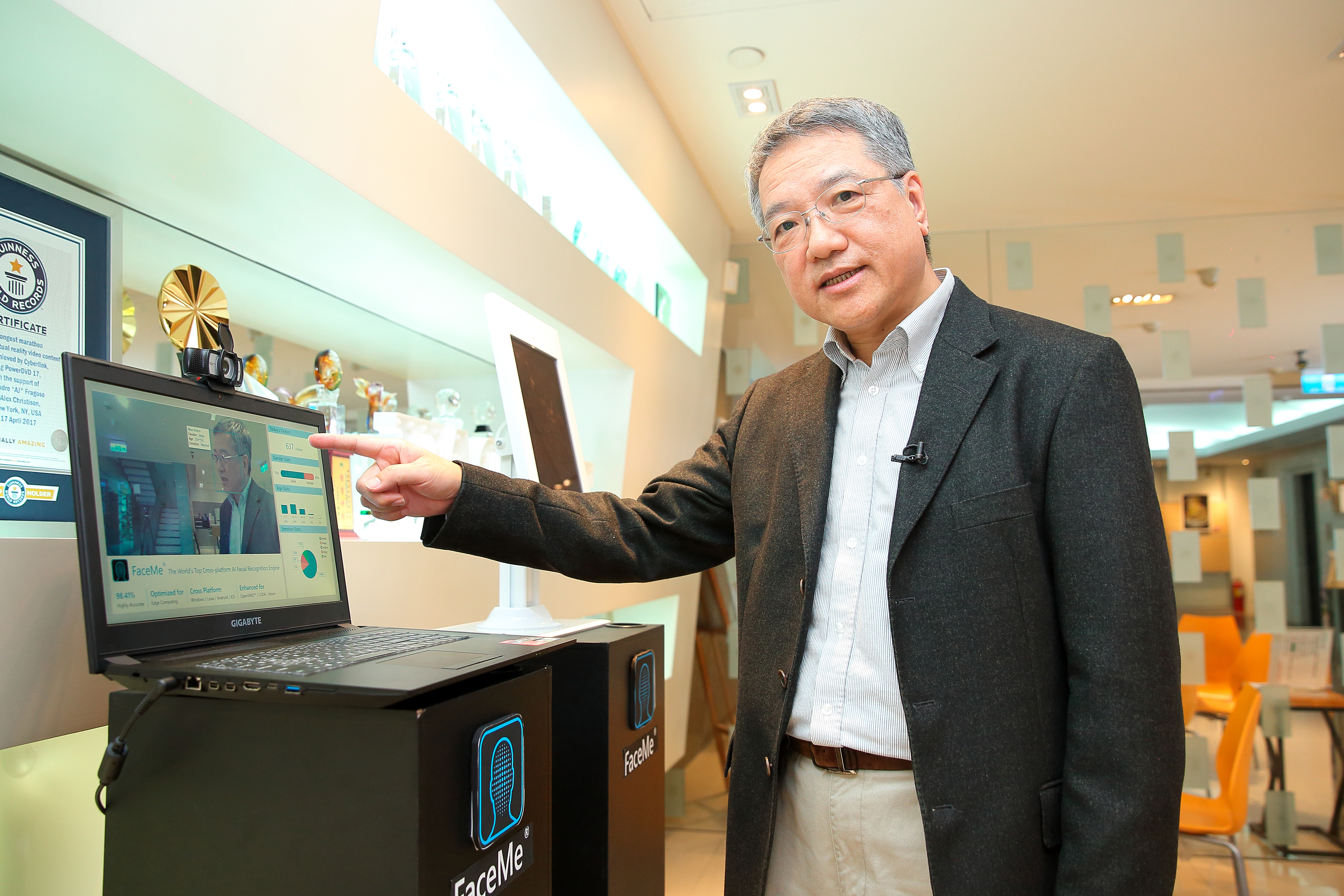 訊連科技董事長黃肇雄搶進AI市場，有信心拿下本土人臉辨識一哥。