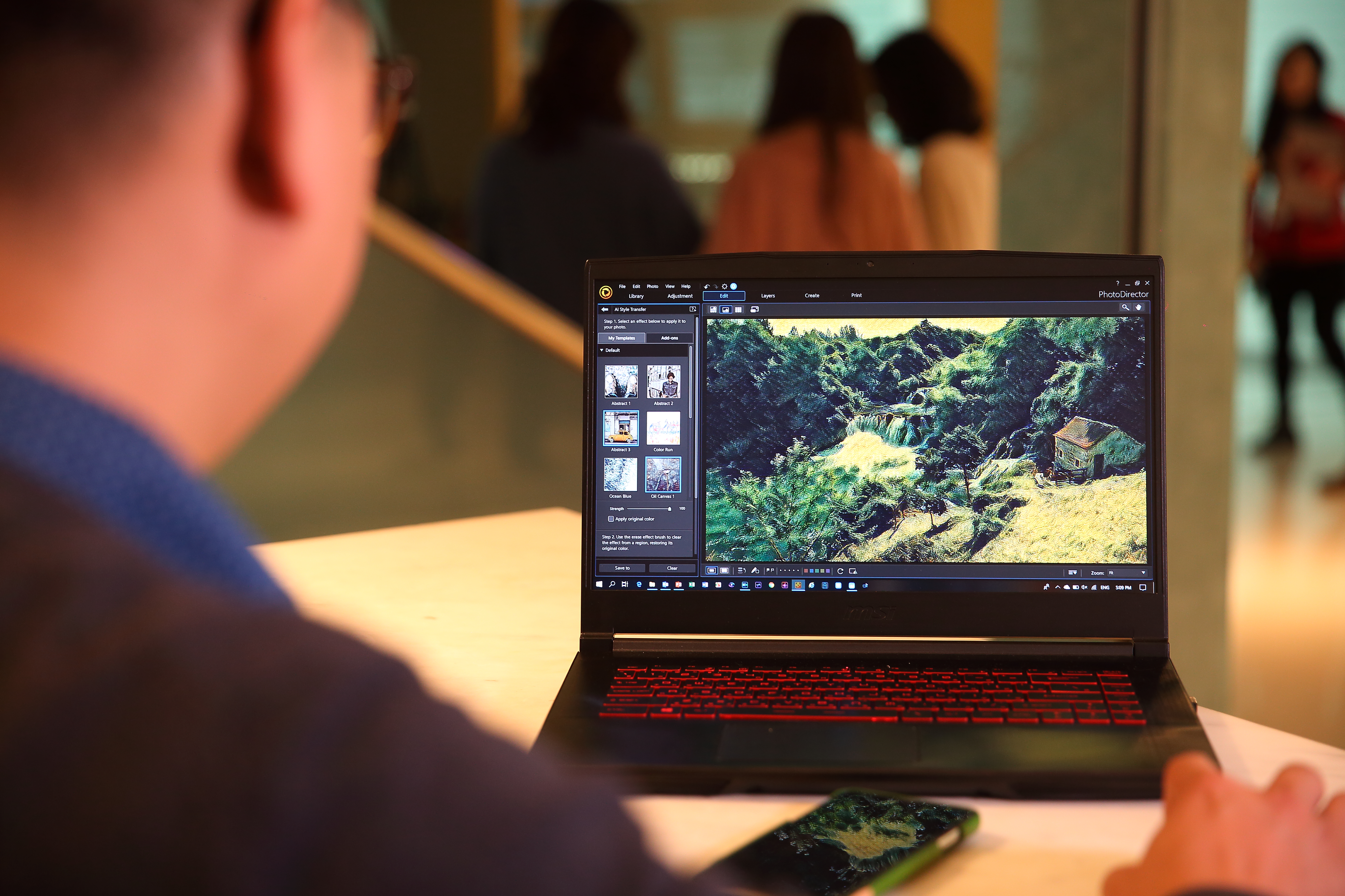 不敵智慧型手機、平板電腦狂潮，讓PC時代稱霸一方的老牌軟體商訊連近年營運遭遇逆風。