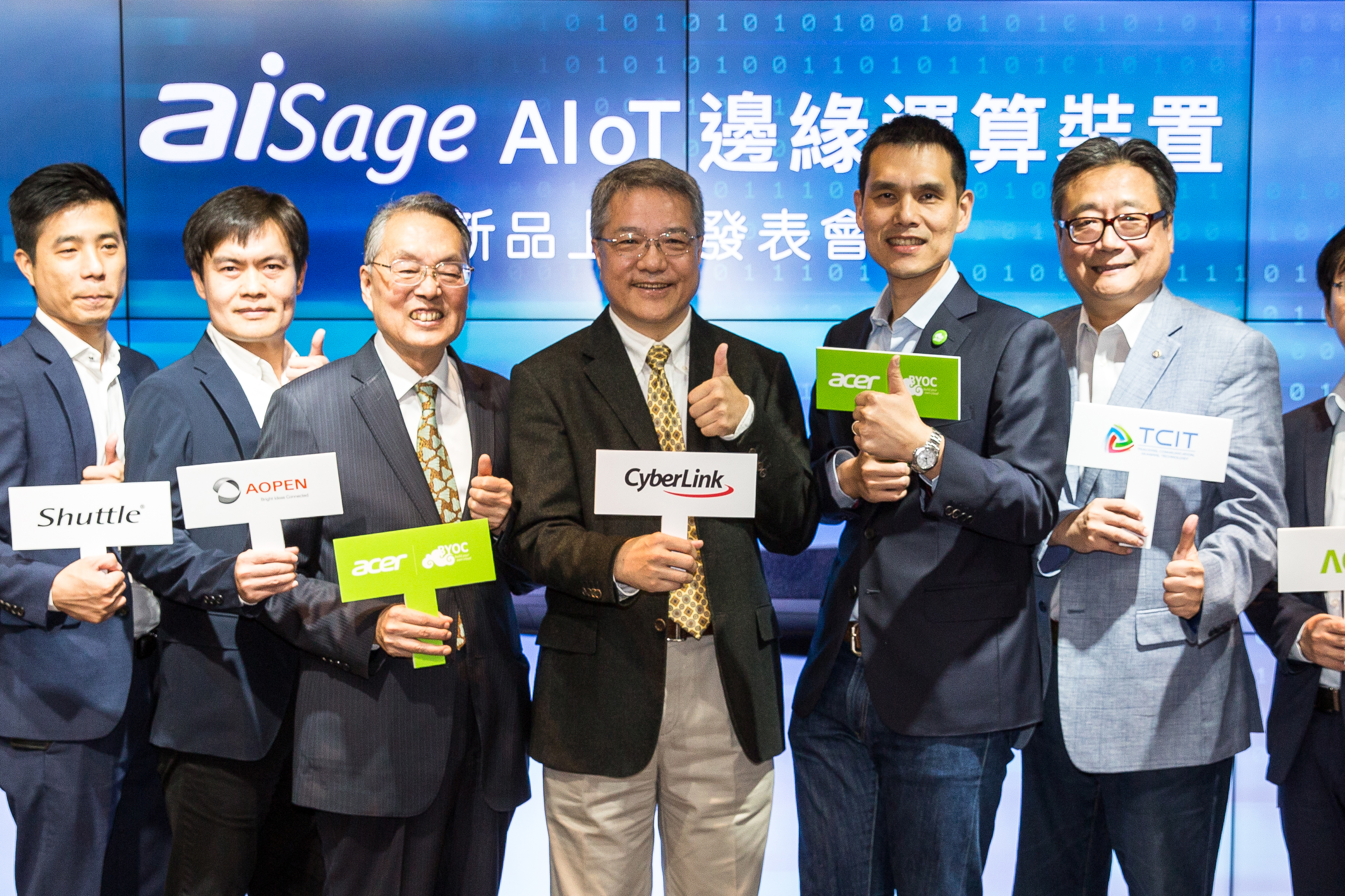 去年11月，黃肇雄與宏碁創辦人施振榮、自建雲智慧產品事業總經理施宣輝，攜手發表aiSage智慧刷臉解決方案。