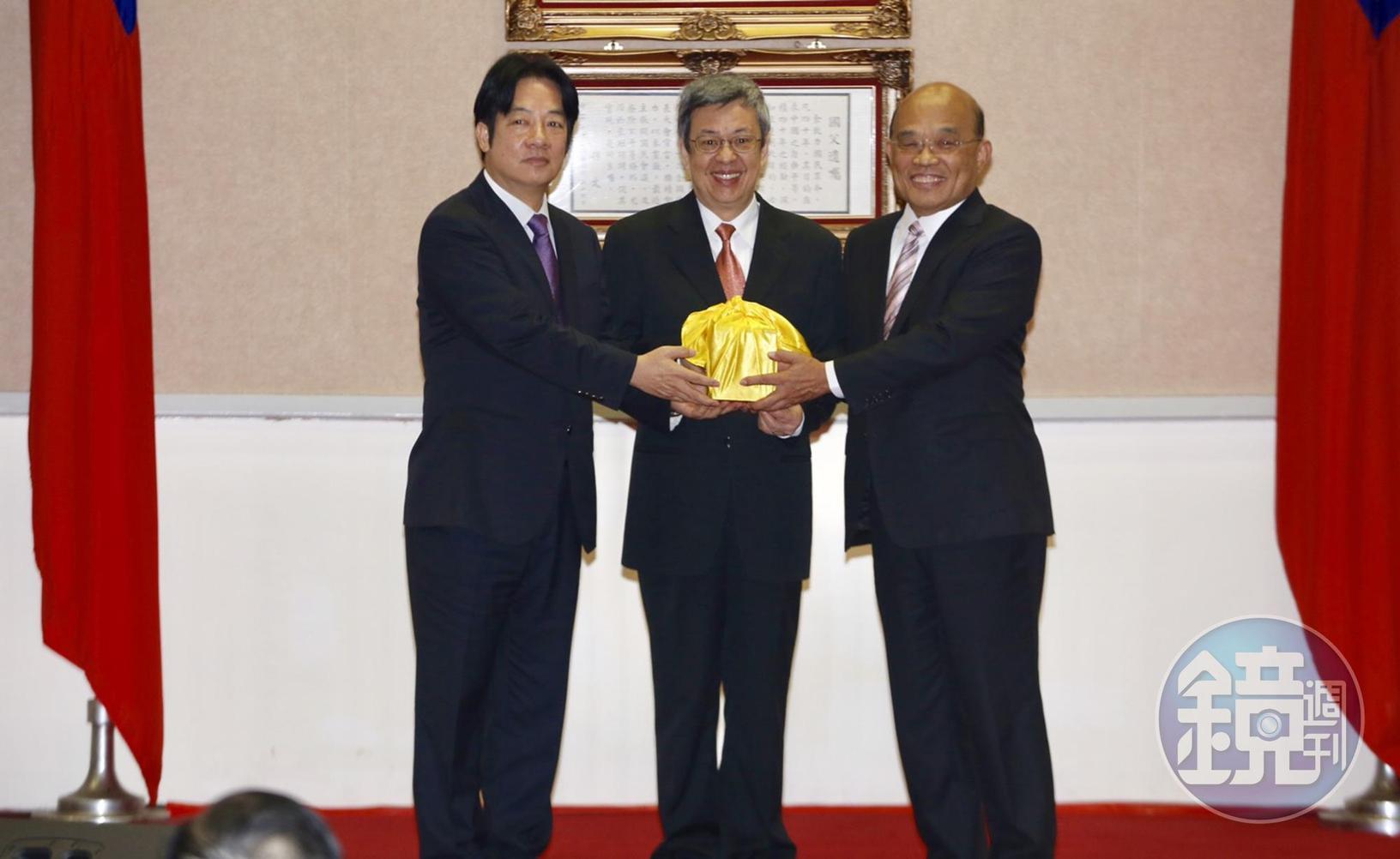 行政院改組,卸任的行政院長賴清德交接給蘇貞昌。