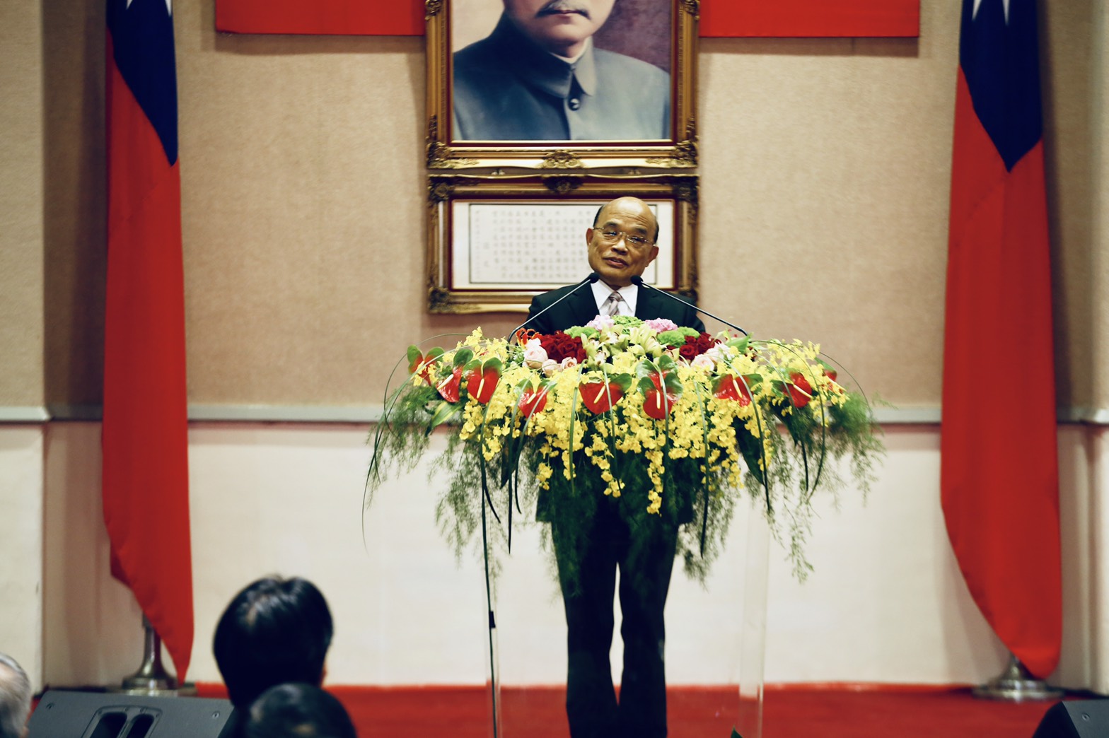 新任行政院長蘇貞昌今（14日）上任，致詞時表示要捲袖子、撩落去，開始衝了。