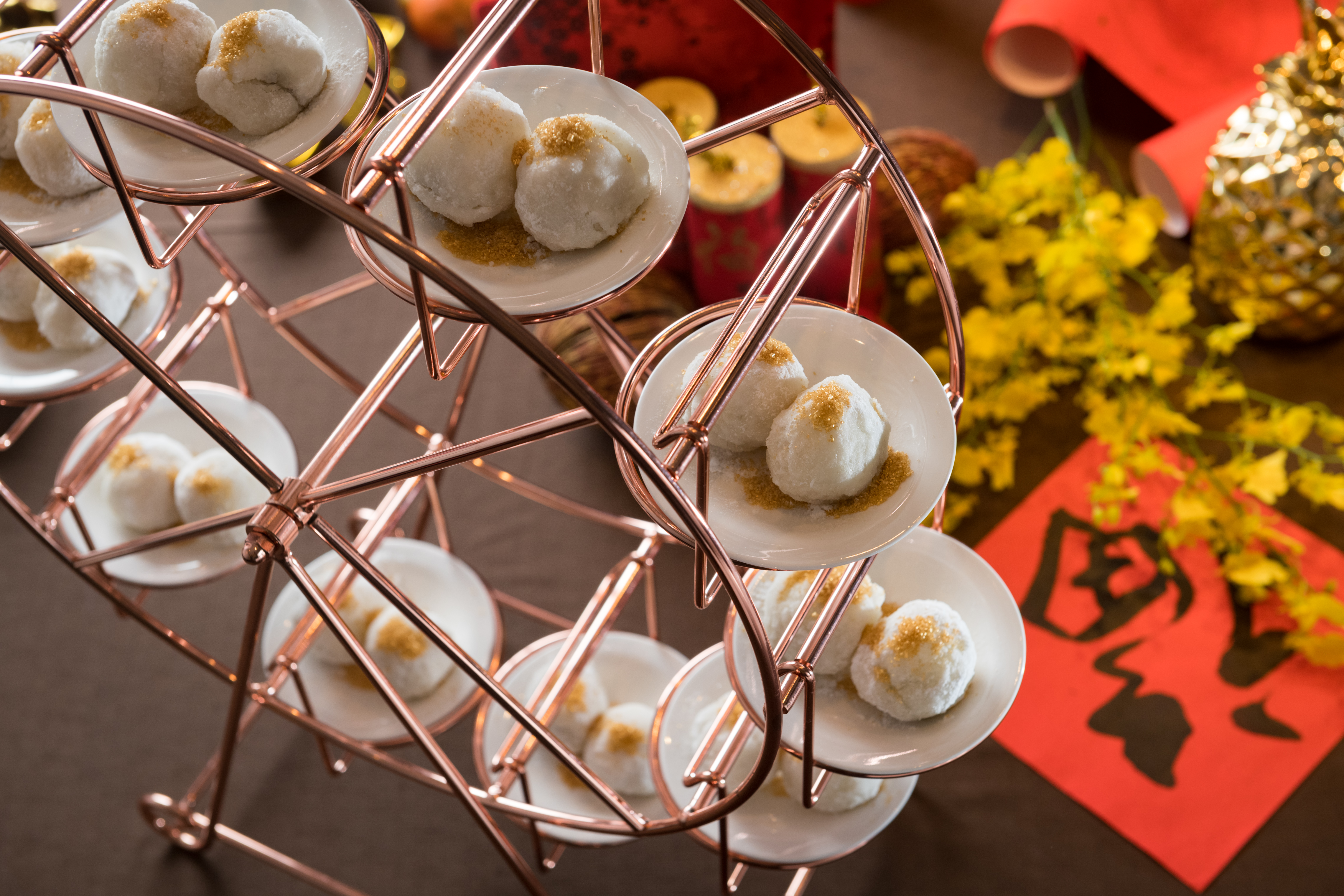 台南也有摩天輪，「金銀圓棗」以糯米糰包入棗泥餡酥炸，裹上糖粉和金箔，甘甜香軟。（走春宴初四菜色）