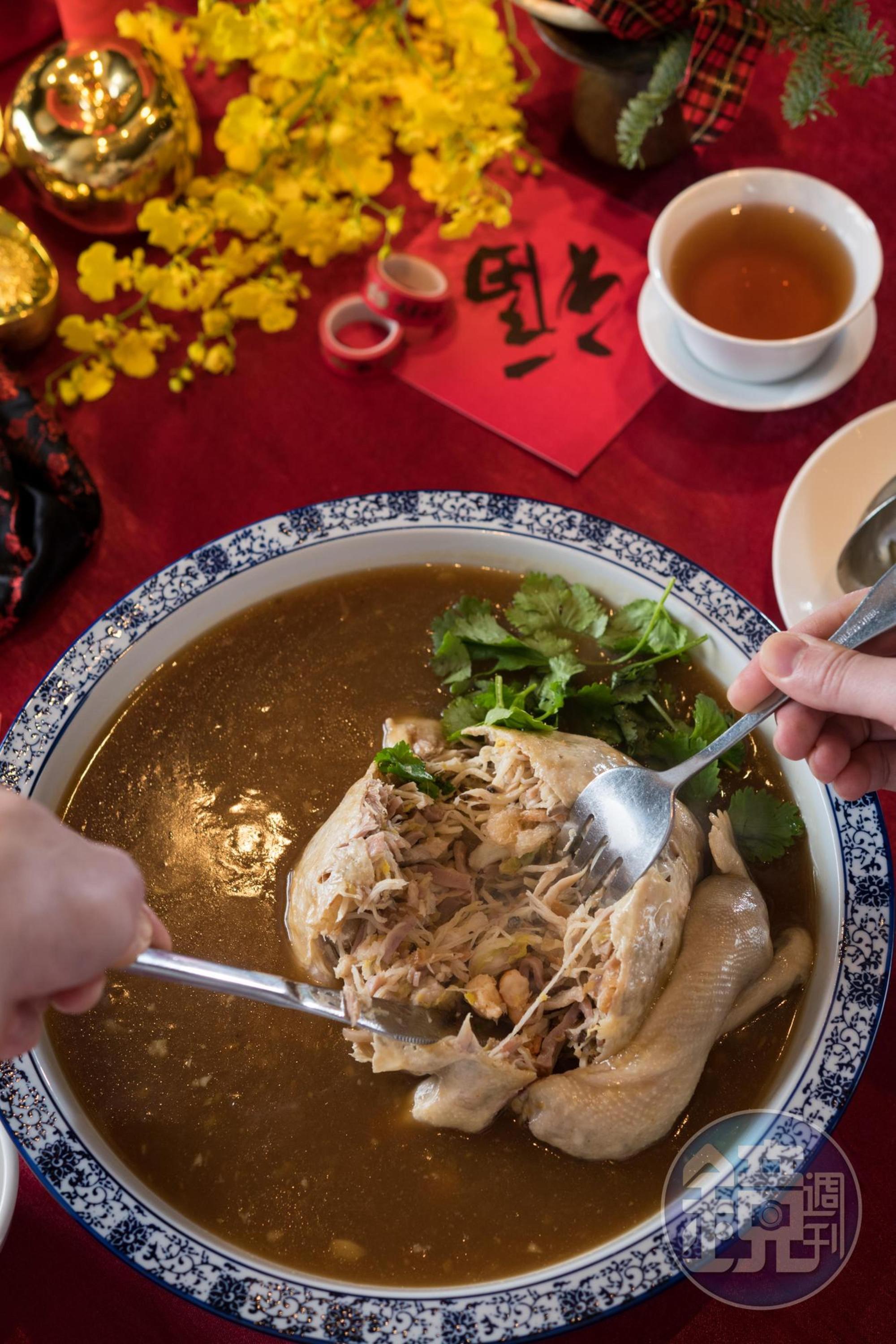 「布袋雞」是套疊老菜，工序繁複，得先將雞去骨剔肉，再填入百料，吃的是古時富豪人家的好客大氣。（走春宴初四菜色）