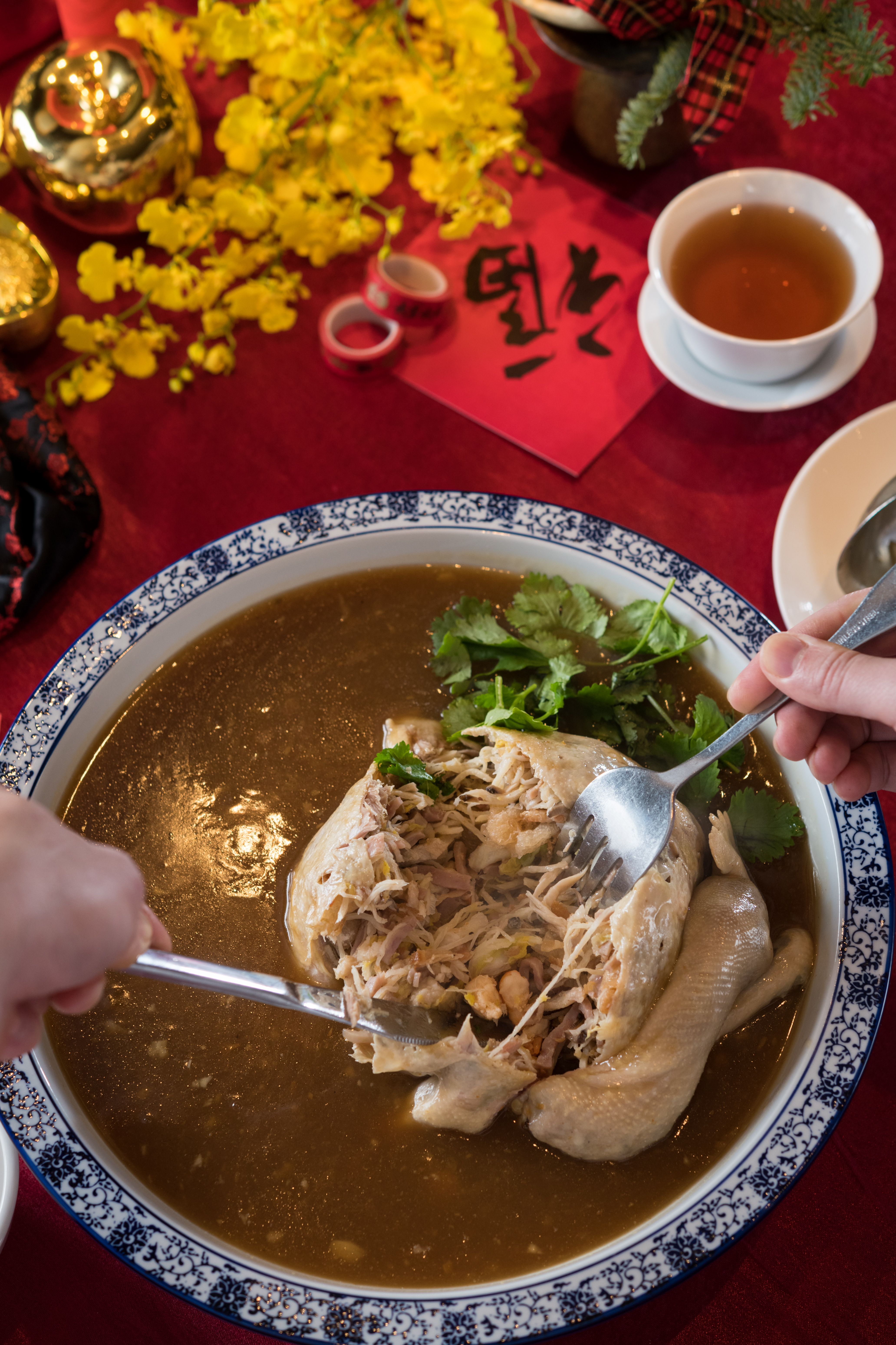 「布袋雞」是套疊老菜,工序繁複,得先將雞去骨剔肉,再填入百料,吃的是古時富豪人家的好客大氣。(走春宴初四菜色)