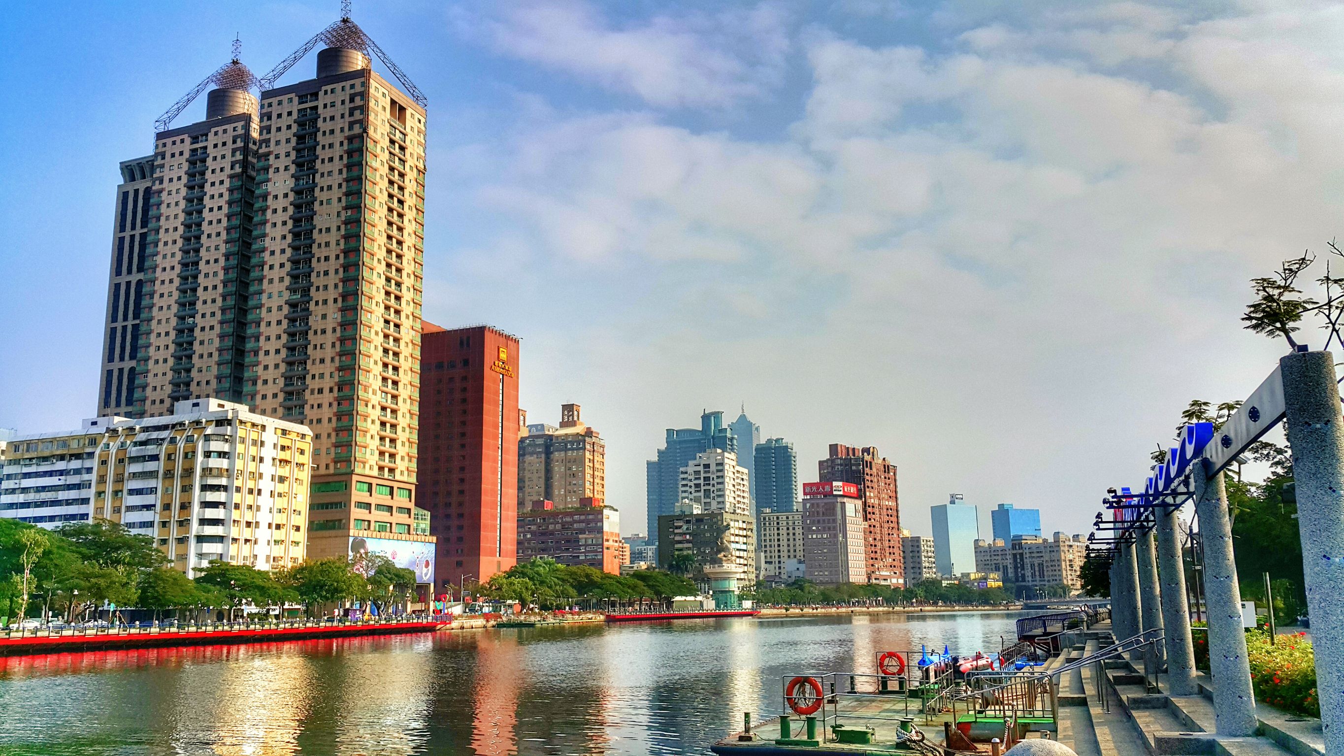 高雄市政府推「墜入愛河」活動，精神科醫生則認為跳愛河一點都不浪漫。