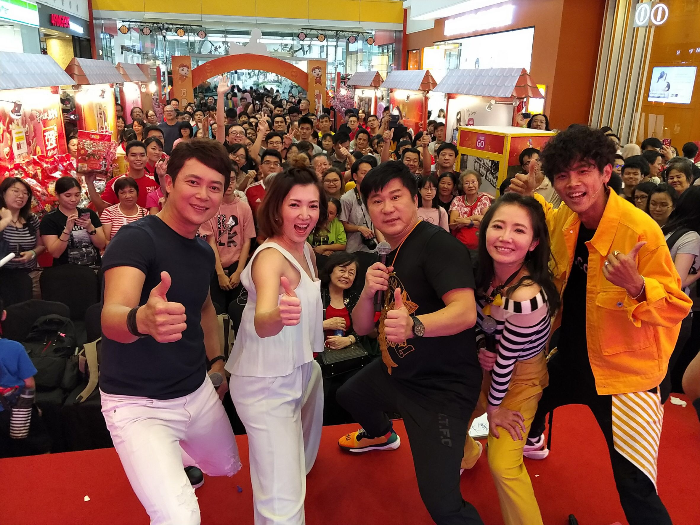 阿翔（右起）、謝忻、胡瓜、廖家儀、王燦在馬來西亞擁有廣大粉絲。（民視提供）