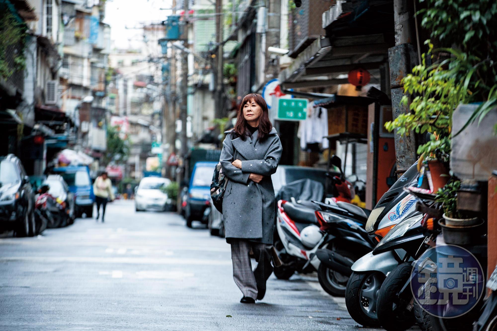 陳玉慧成長於新北市中和區， 20歲便到法國學戲劇，從此旅居國外， 本次採訪是她第一次回到童年故居。